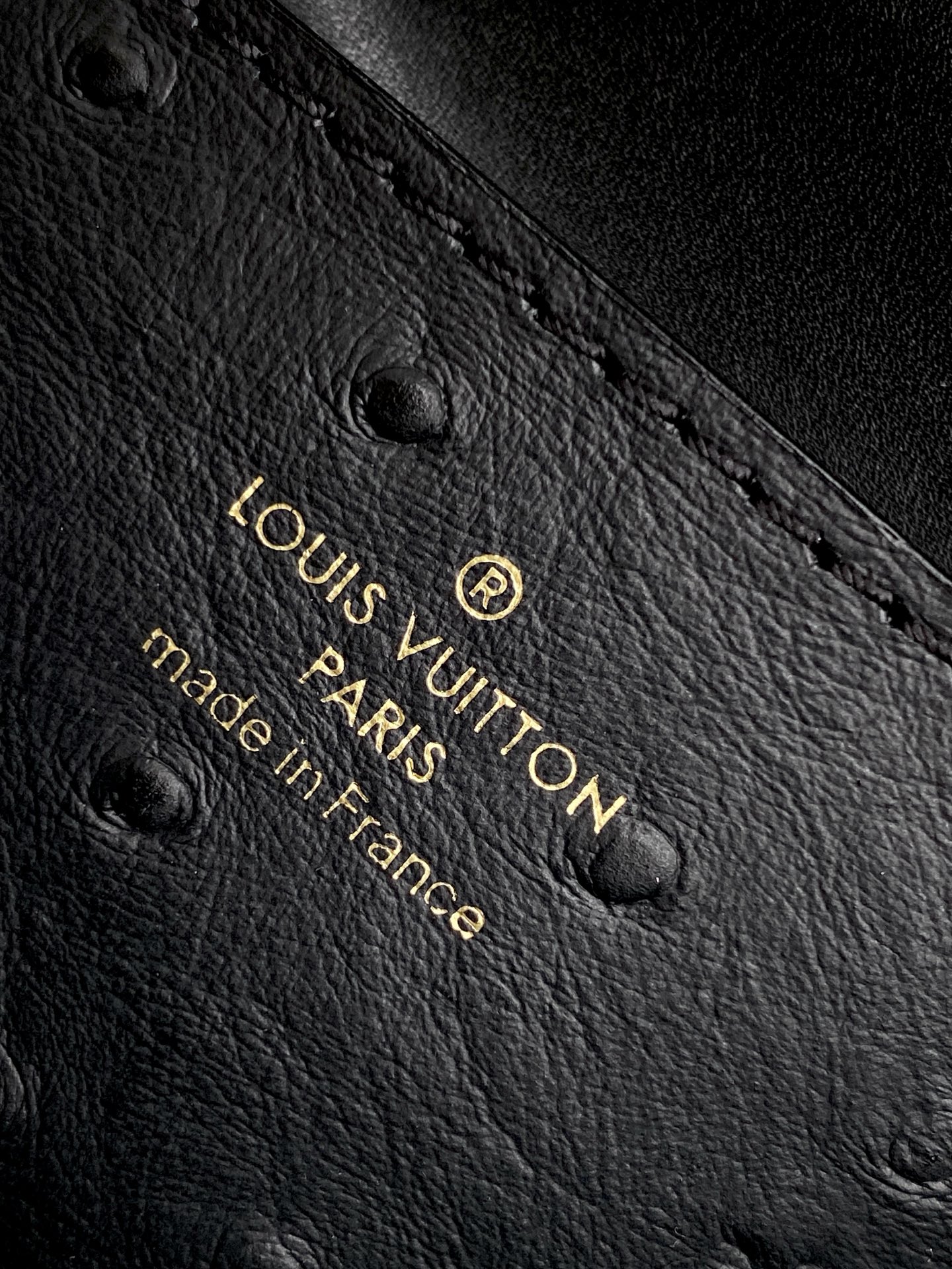 LV高仿迷你黑色鴕鳥紋鎖頭包 經典百搭款｜歐美奢侈品精品推薦