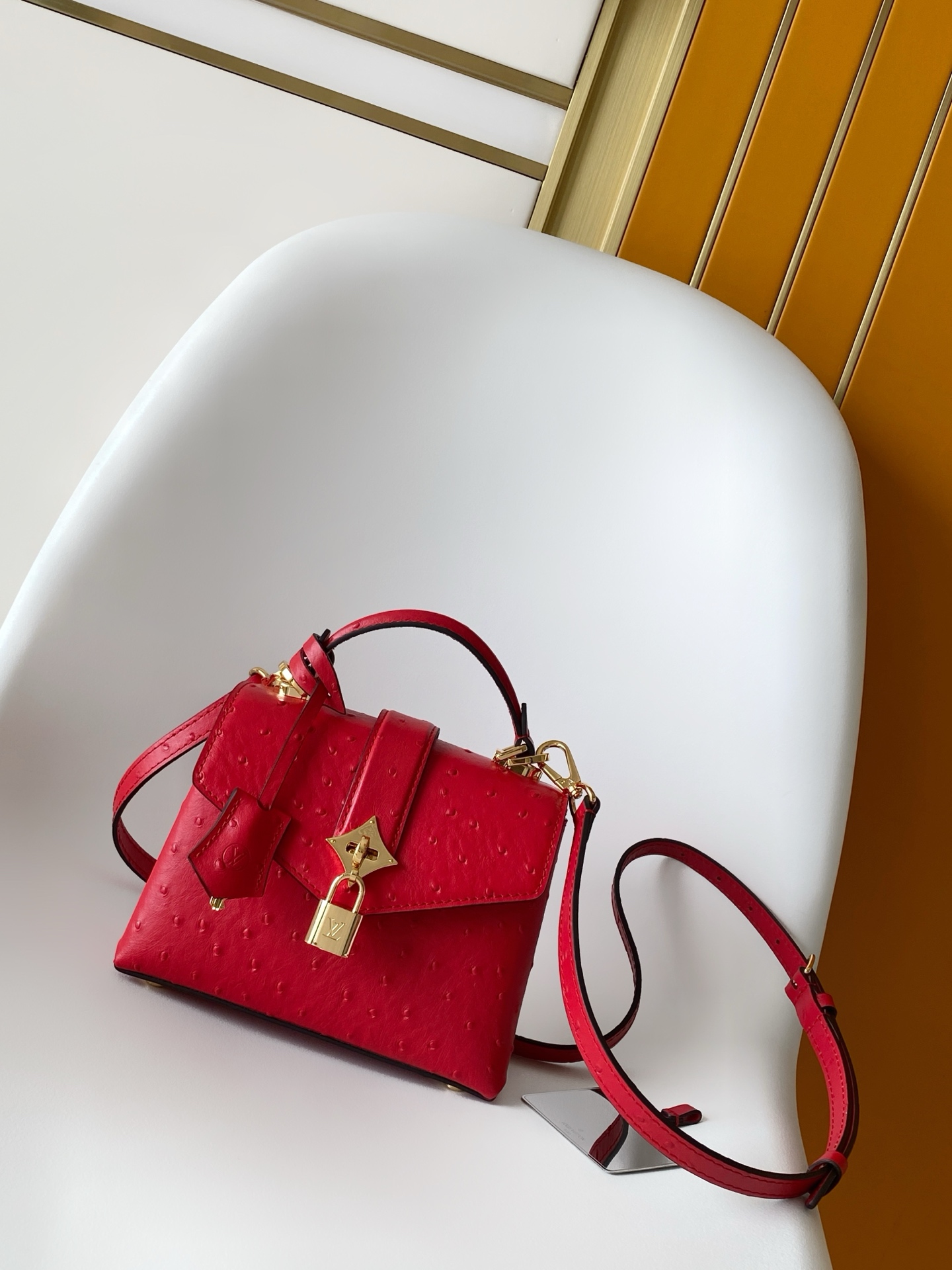 LV一比一紅色迷你鴕鳥紋鎖頭包 鮮明時尚款