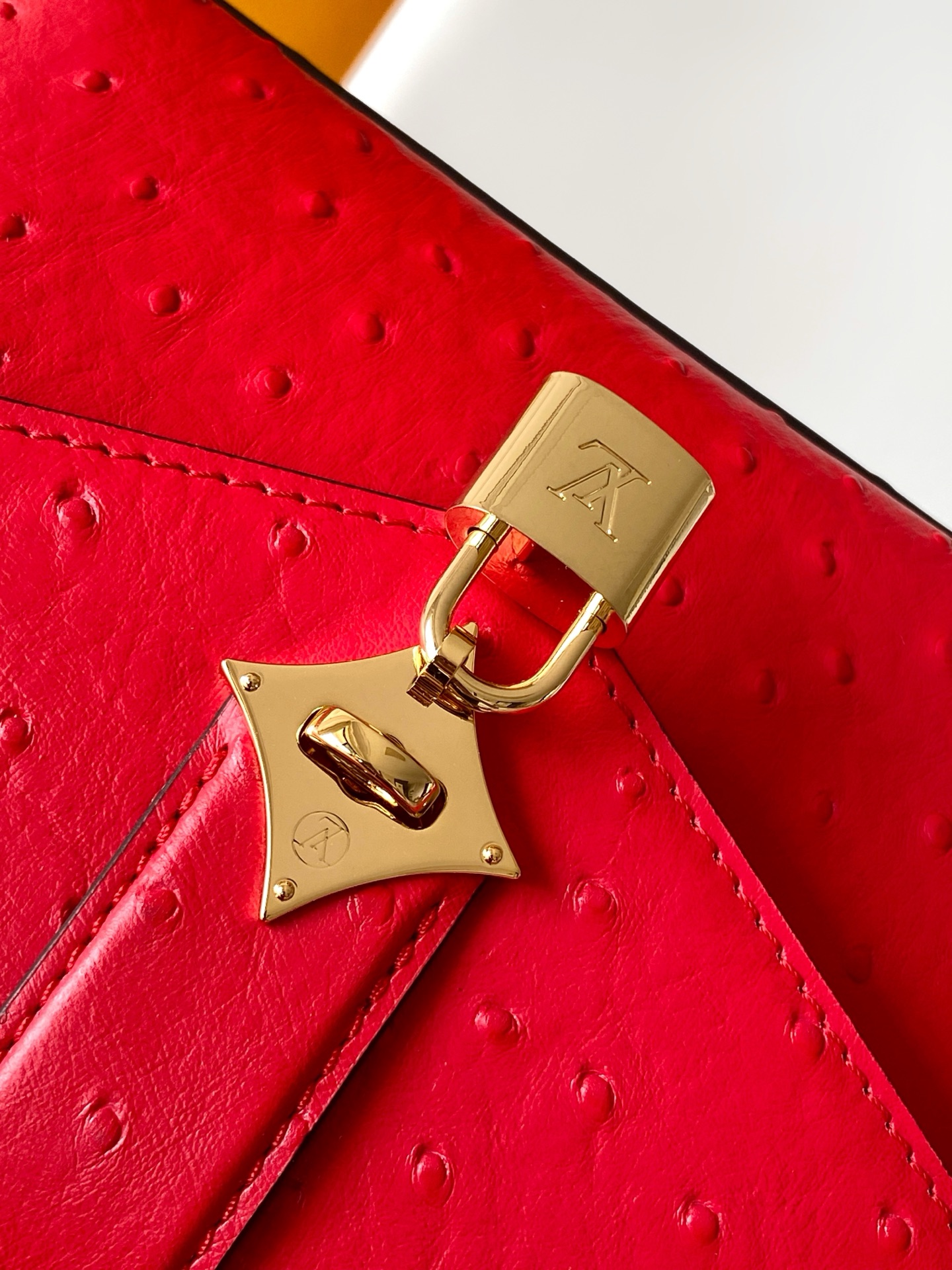 LV一比一紅色迷你鴕鳥紋鎖頭包 鮮明時尚款｜歐美奢侈品精品推薦