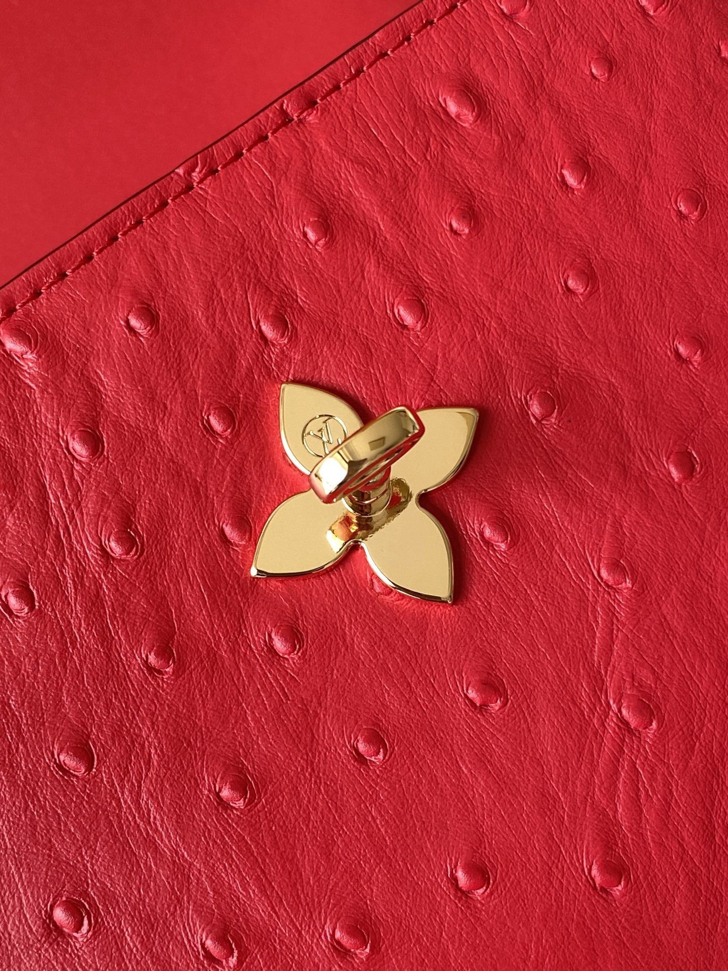 LV一比一紅色迷你鴕鳥紋鎖頭包 鮮明時尚款｜歐美奢侈品精品推薦