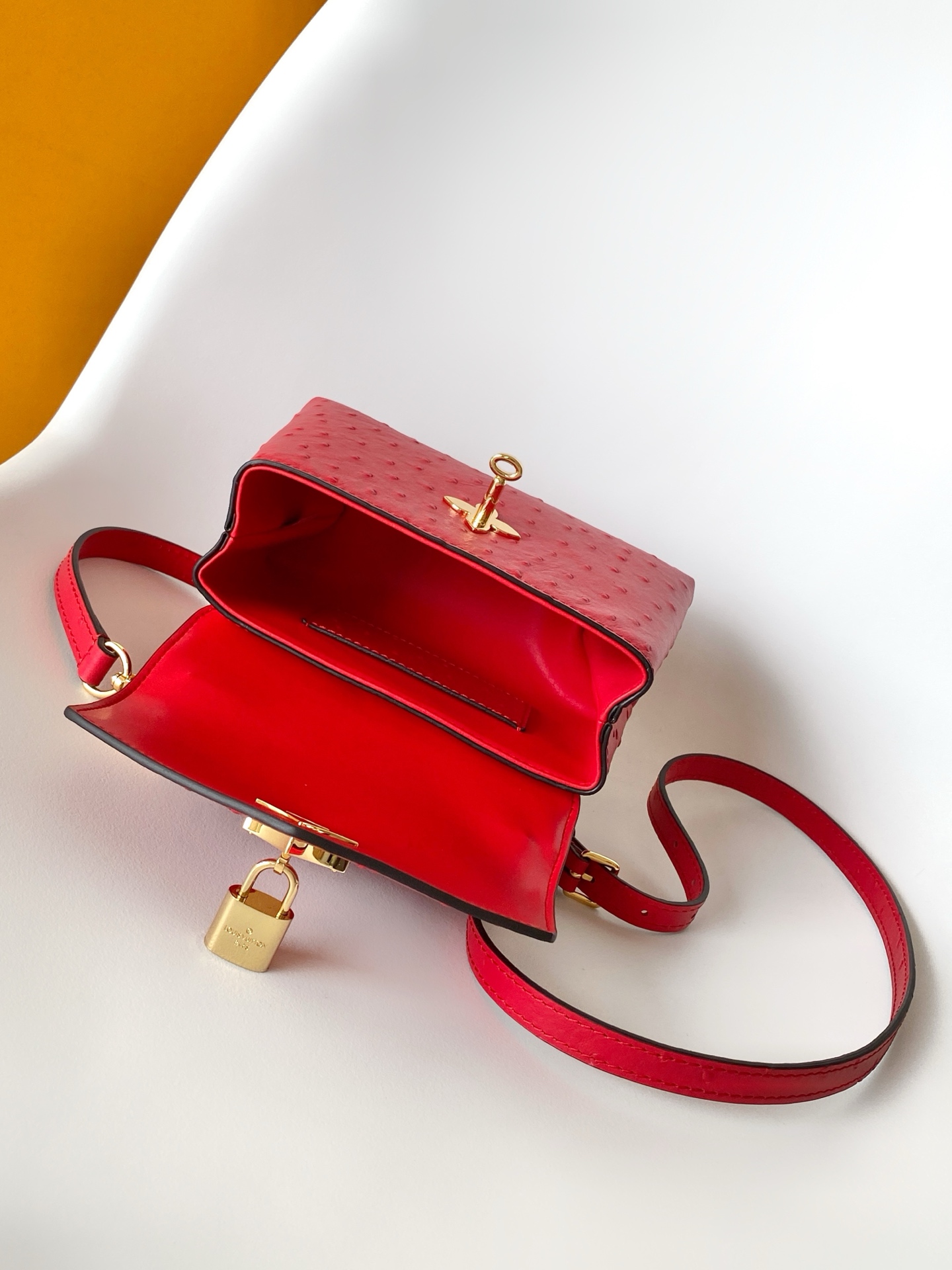 LV一比一紅色迷你鴕鳥紋鎖頭包 鮮明時尚款｜歐美奢侈品精品推薦