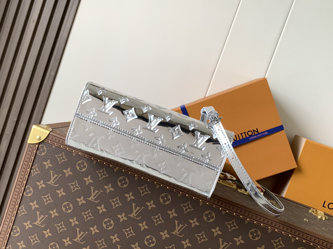 LV高仿鏡面銀色手提包 Monogram壓紋金屬光澤包｜歐美奢侈品精品推薦