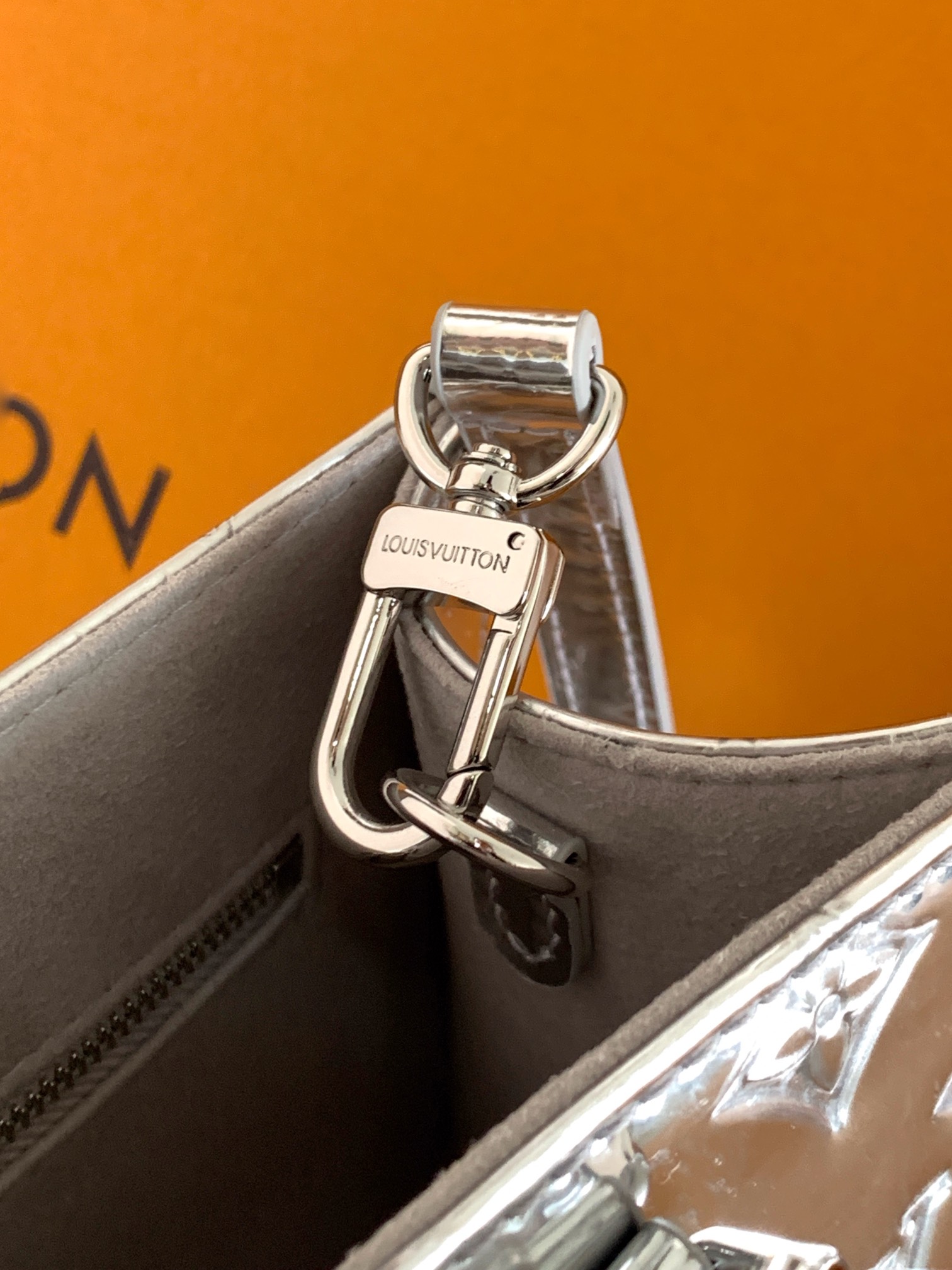 LV高仿鏡面銀色手提包 Monogram壓紋金屬光澤包｜歐美奢侈品精品推薦