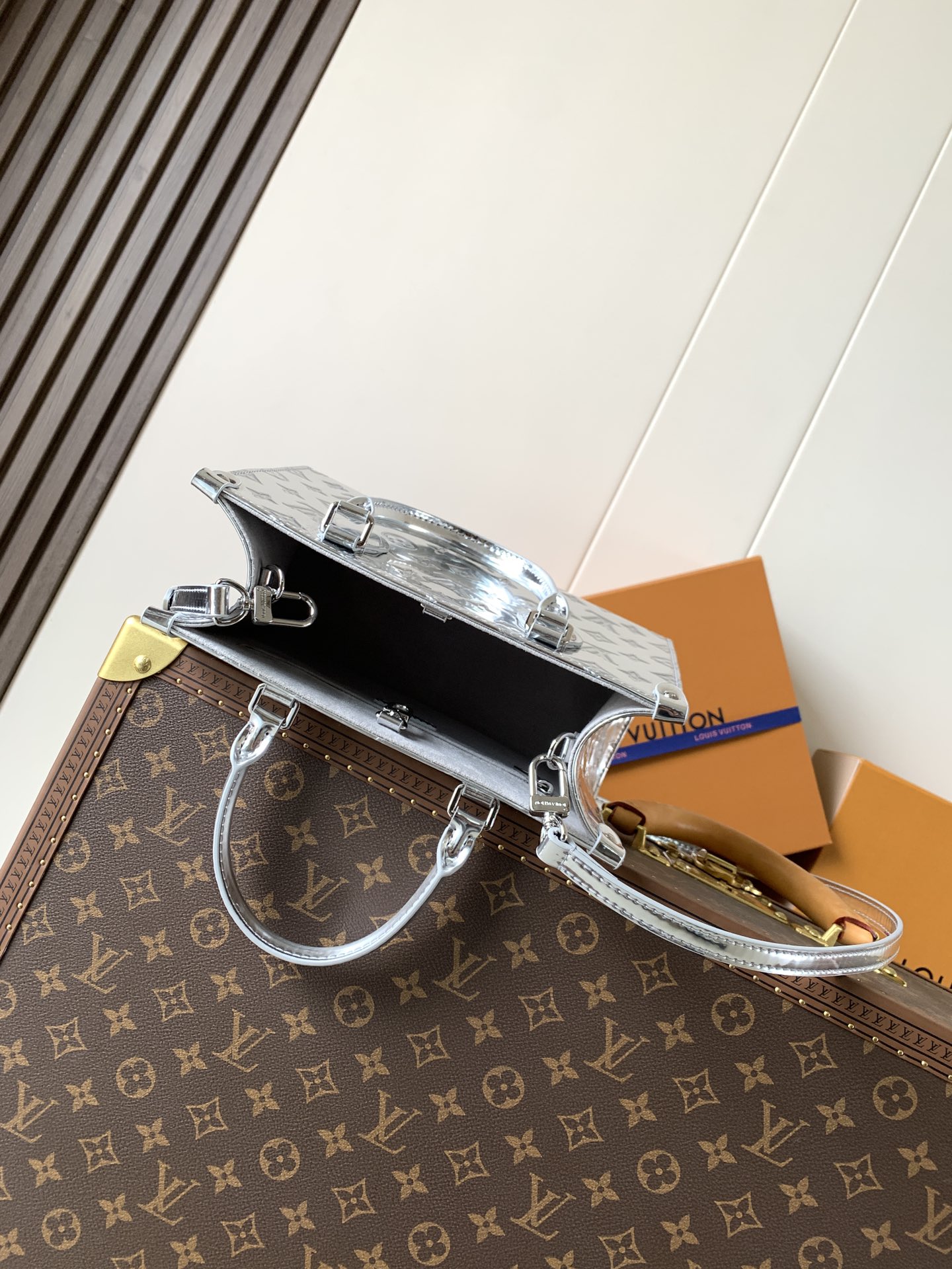 LV高仿鏡面銀色手提包 Monogram壓紋金屬光澤包｜歐美奢侈品精品推薦