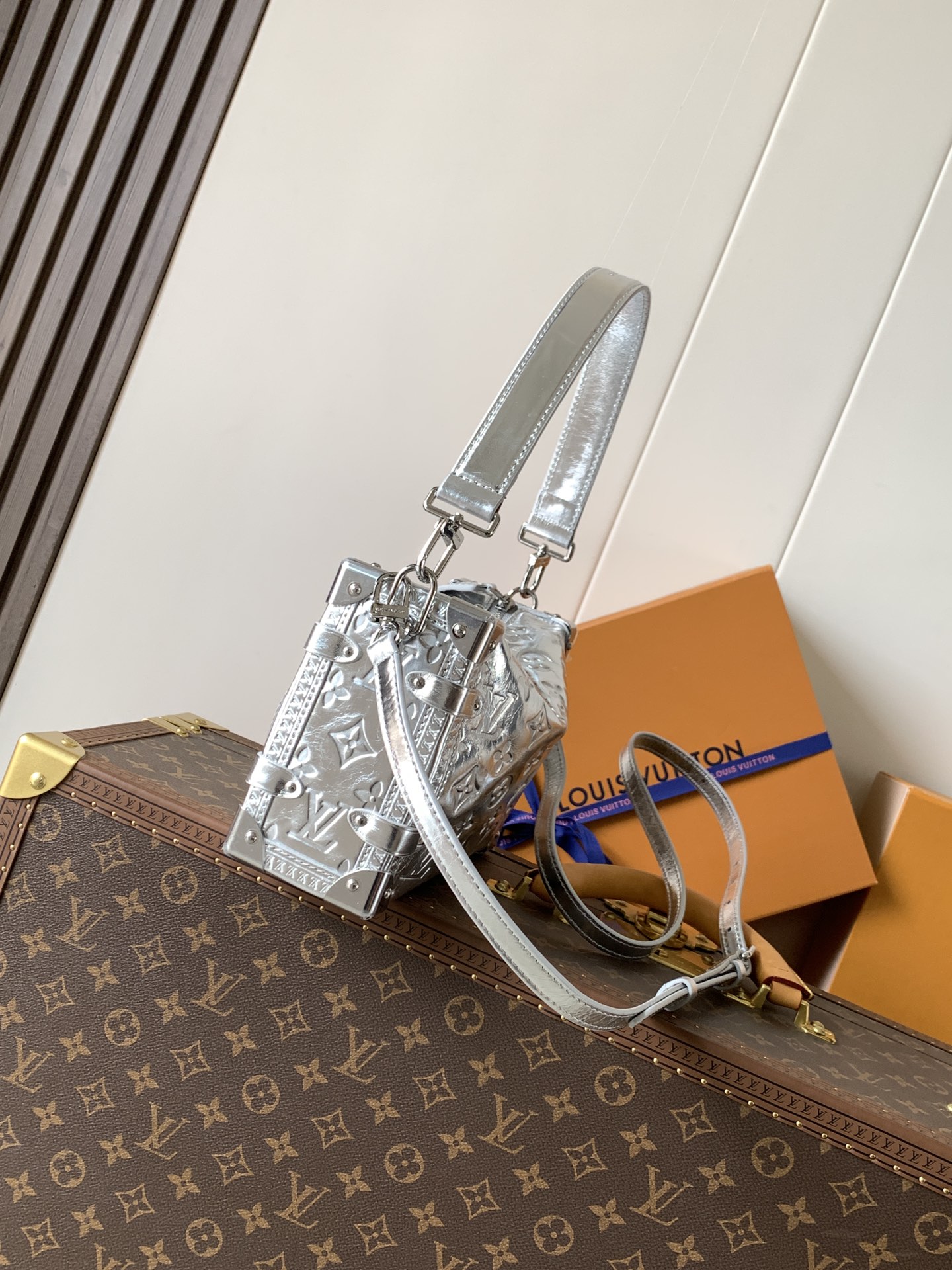 LV一比一銀色鏡面半月包 未來感造型設計｜歐美奢侈品精品推薦