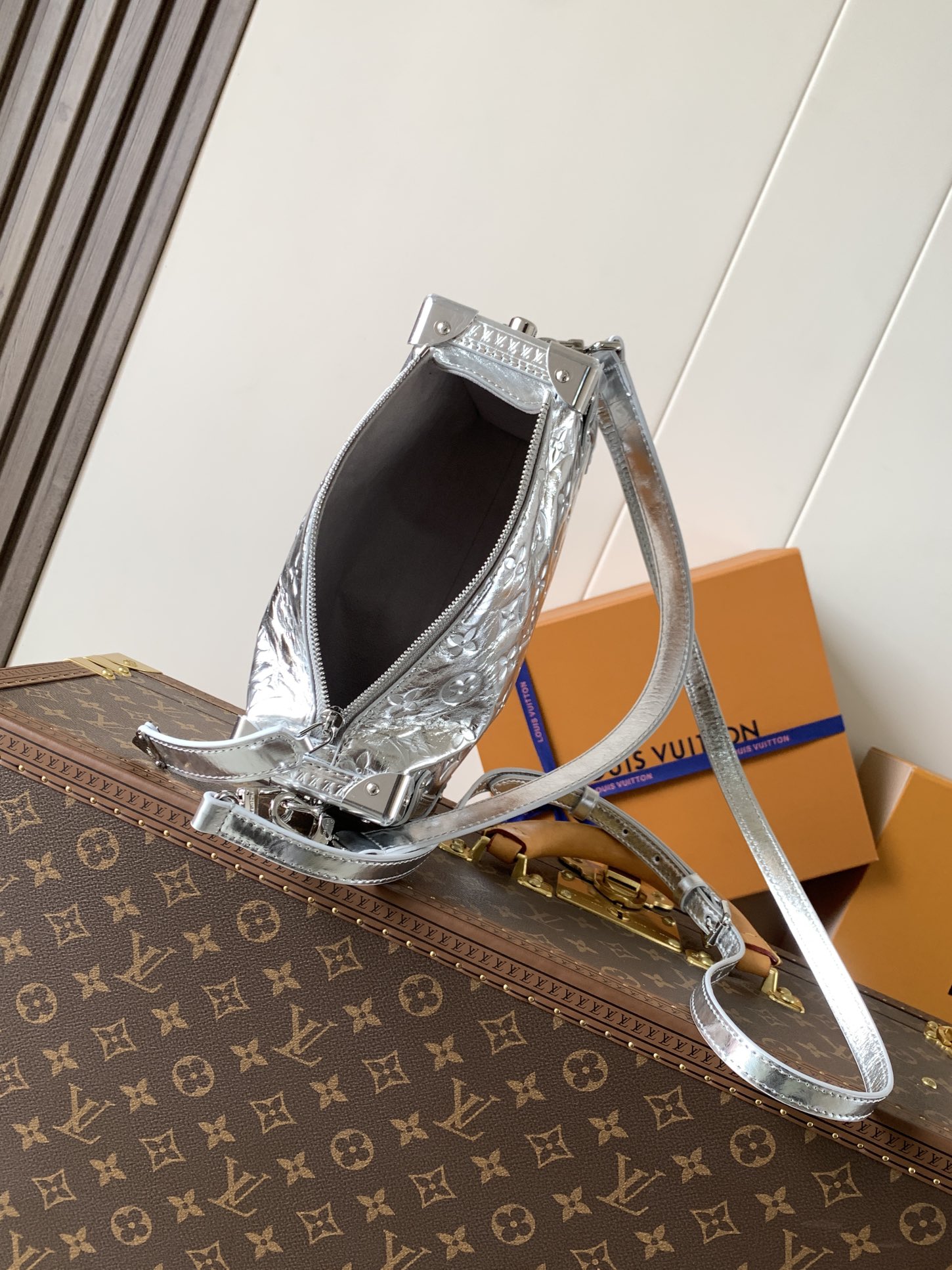LV一比一銀色鏡面半月包 未來感造型設計｜歐美奢侈品精品推薦
