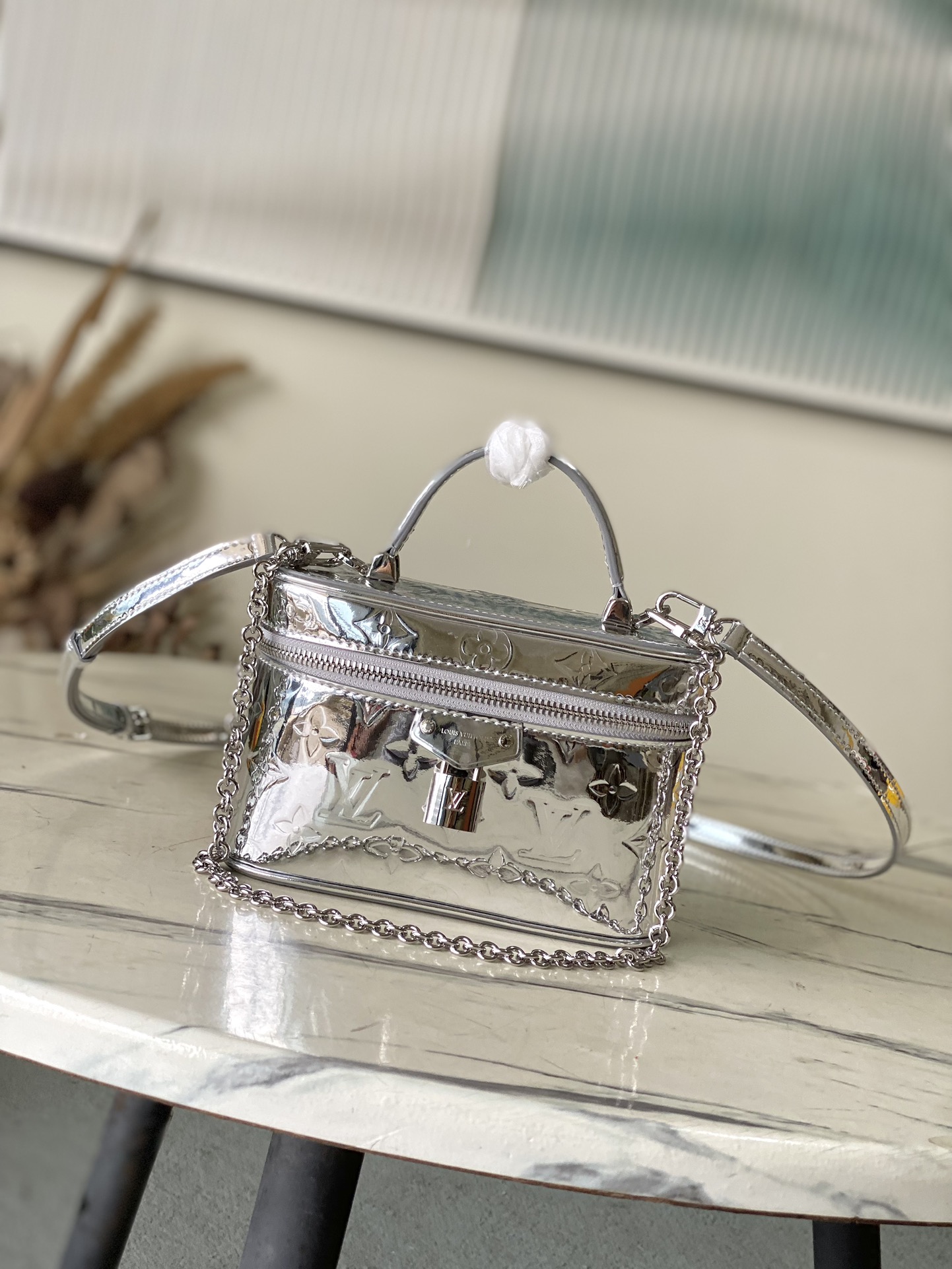 LV高仿鏡面銀色鏈條斜背包 小型精品手袋