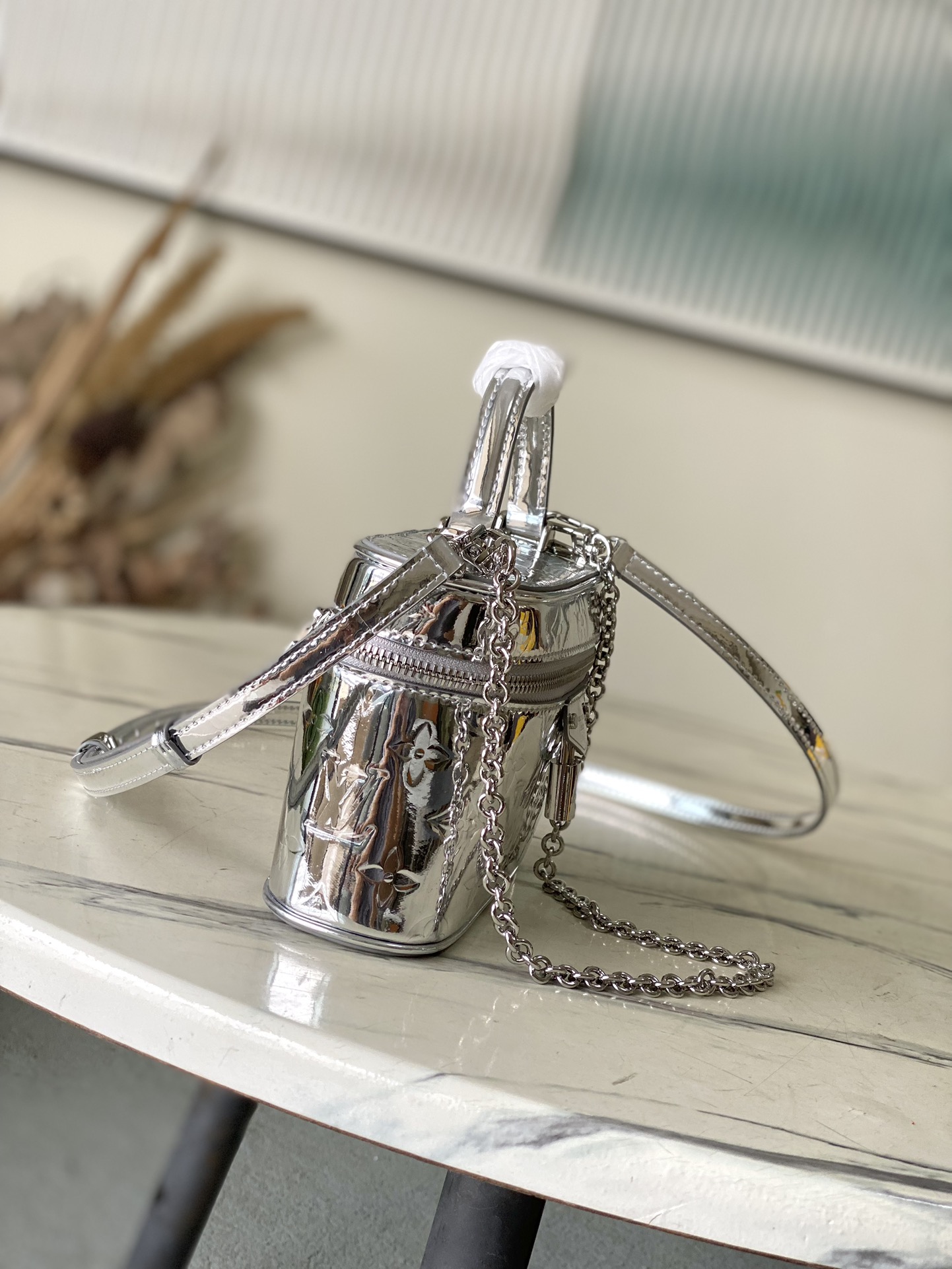 LV高仿鏡面銀色鏈條斜背包 小型精品手袋｜歐美奢侈品精品推薦