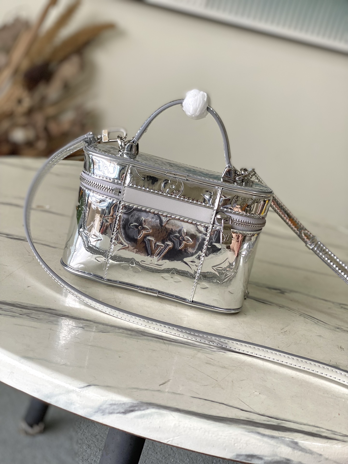 LV高仿鏡面銀色鏈條斜背包 小型精品手袋｜歐美奢侈品精品推薦