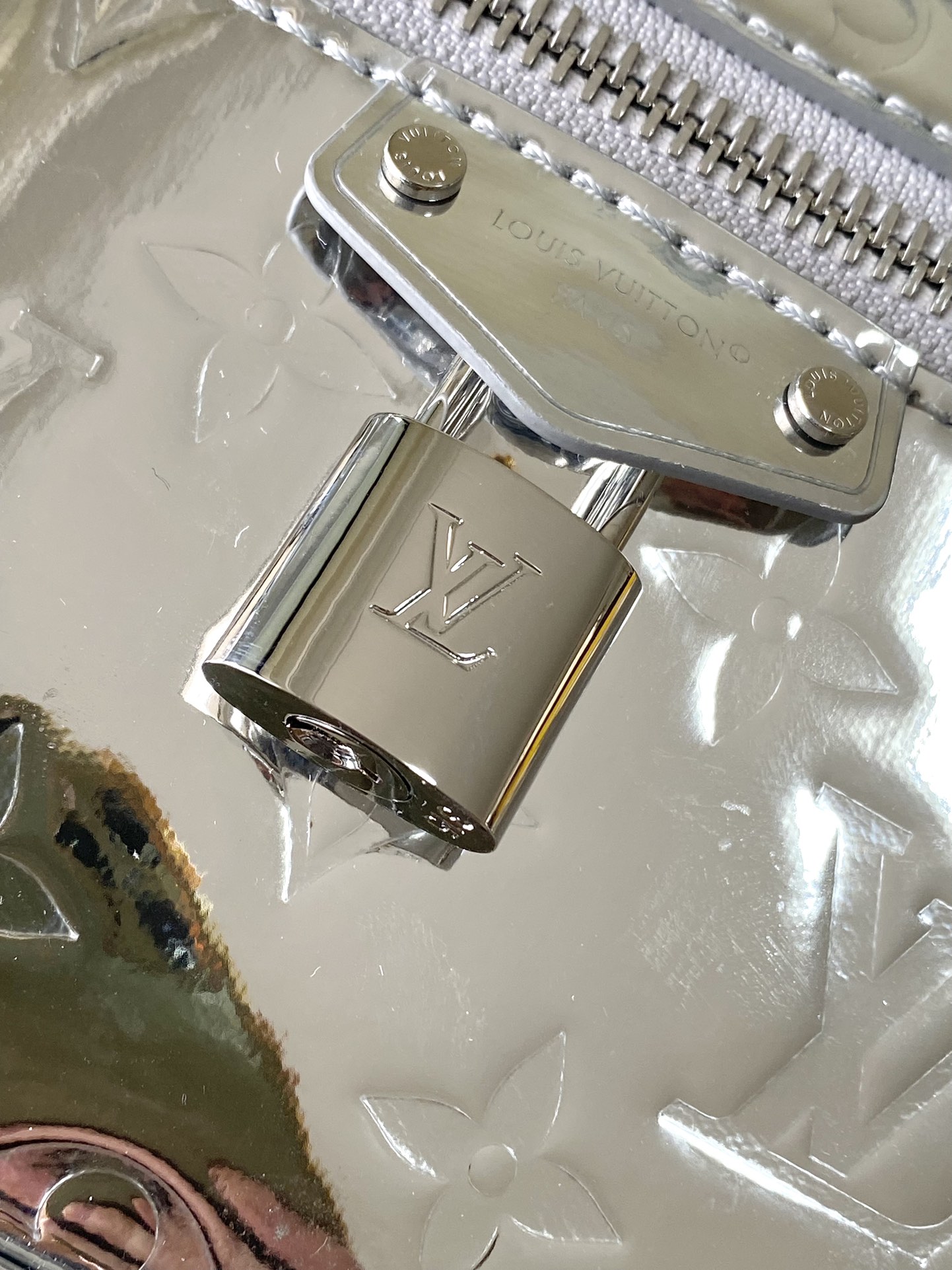 LV高仿鏡面銀色鏈條斜背包 小型精品手袋｜歐美奢侈品精品推薦