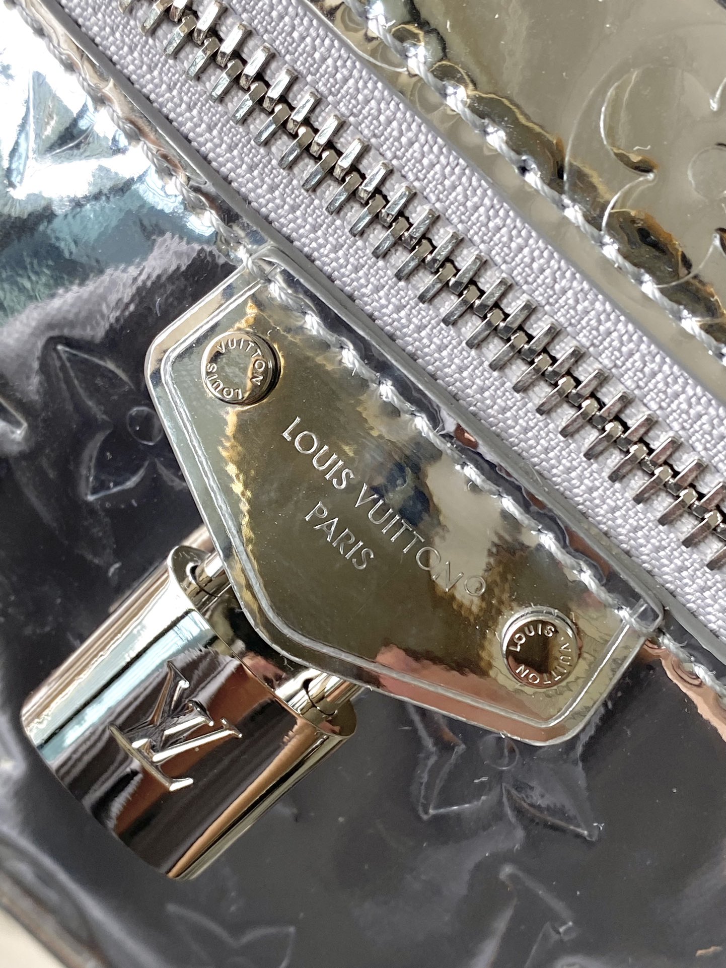 LV高仿鏡面銀色鏈條斜背包 小型精品手袋｜歐美奢侈品精品推薦