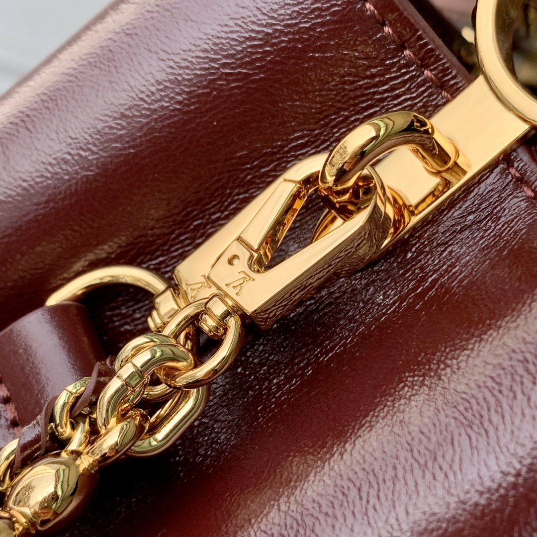LV高仿酒紅色金鏈LOGO手提包 高貴氣質設計款｜歐美奢侈品精品推薦
