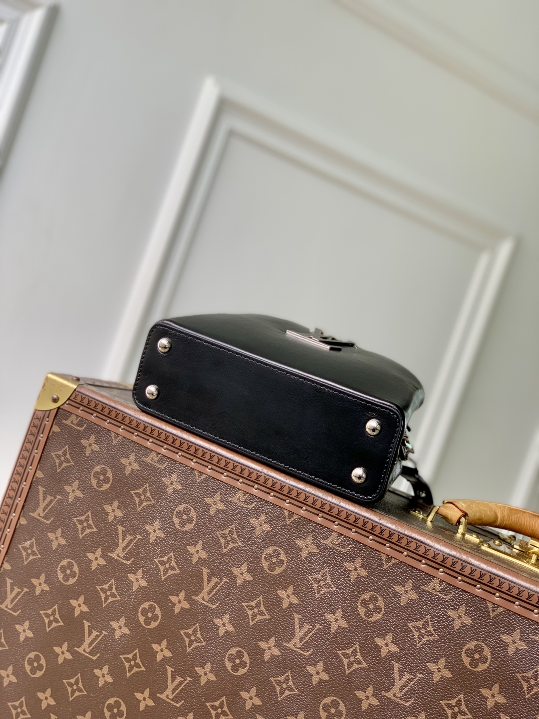 LV原單黑色金屬鏈LOGO手提包 經典百搭款｜歐美奢侈品精品推薦