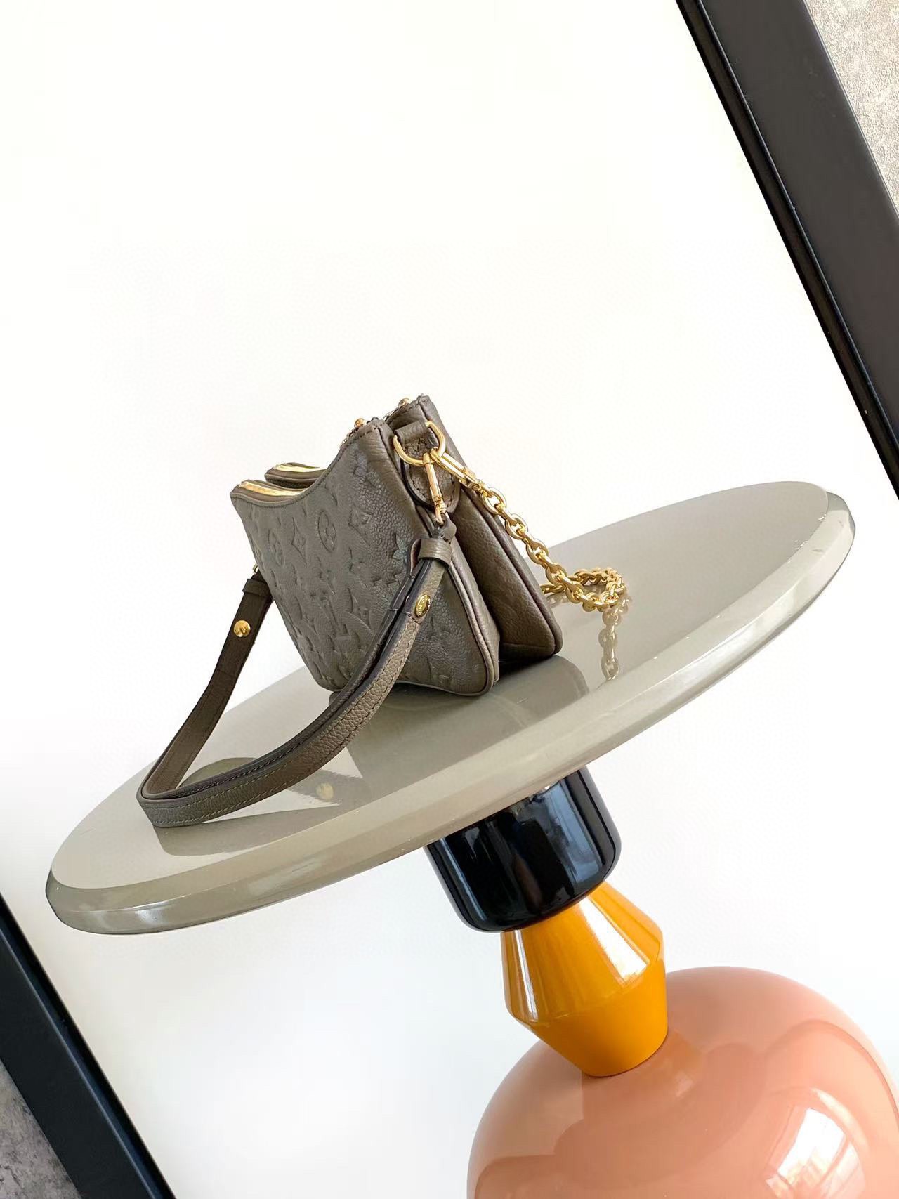 LV高仿灰褐色壓花鏈條手拿包 典雅精品質感款｜歐美奢侈品精品推薦