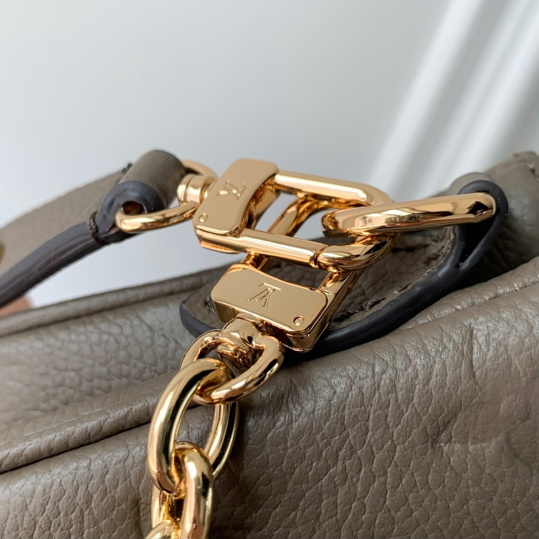 LV高仿壓花灰金鏈手拿包 小巧典雅精品款｜歐美奢侈品精品推薦