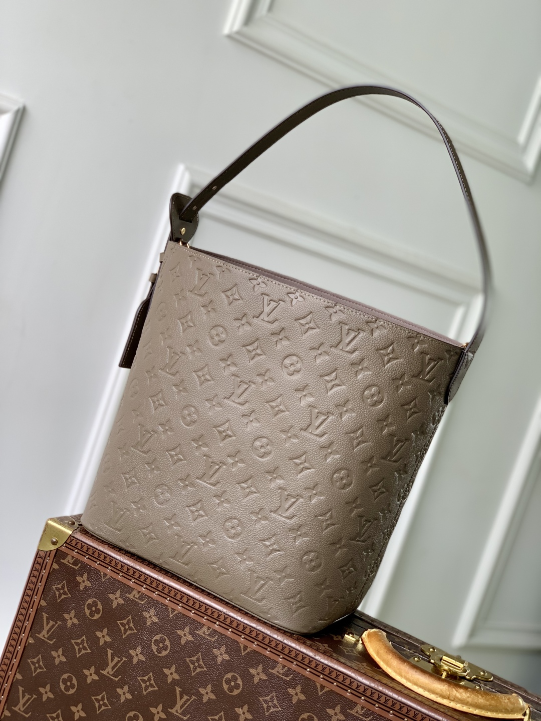 LV高仿壓花灰棕水桶包 時尚立體精品款