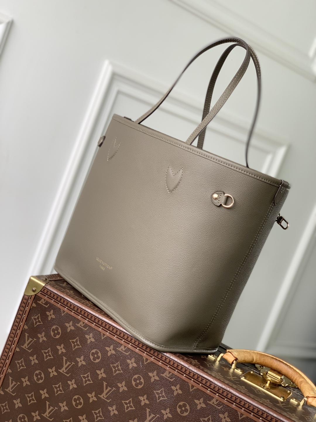 LV高仿灰色皮革托特包 附拉鍊內袋 精品通勤款| 13 LV高仿灰色皮革托特包 附拉鍊內袋 精品通勤款