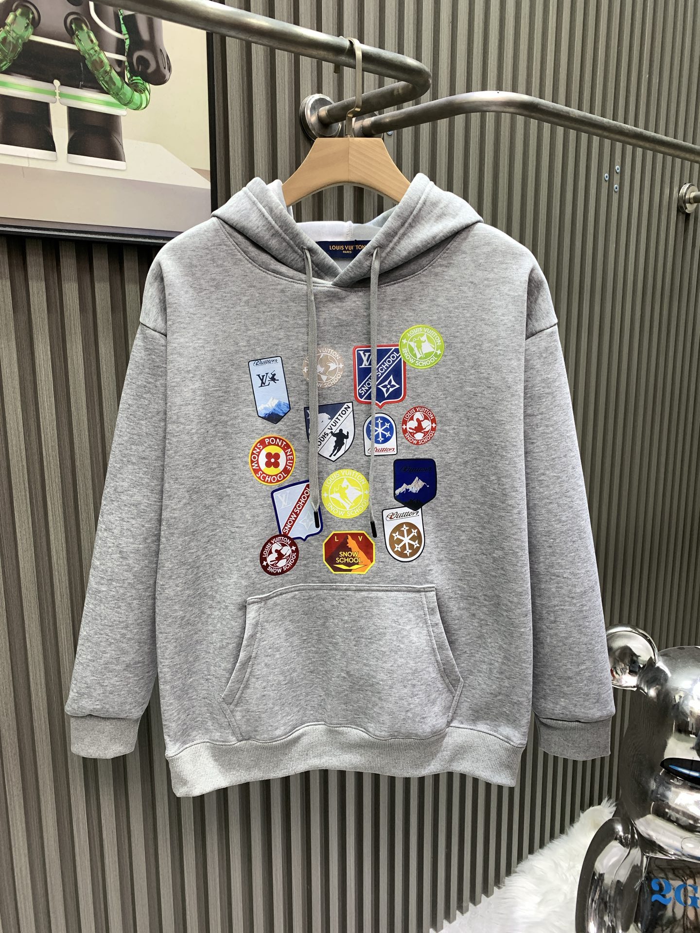 LV一比一男士灰色連帽衛衣 校章徽標印花設計｜歐美奢侈品精品推薦