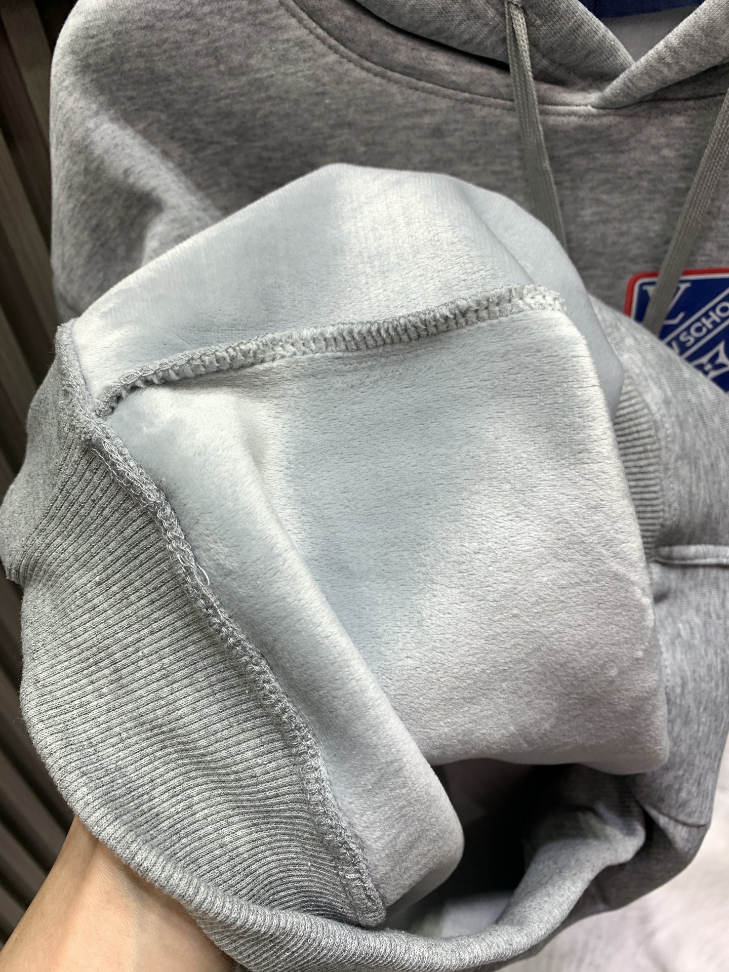 LV一比一男士灰色連帽衛衣 校章徽標印花設計｜歐美奢侈品精品推薦