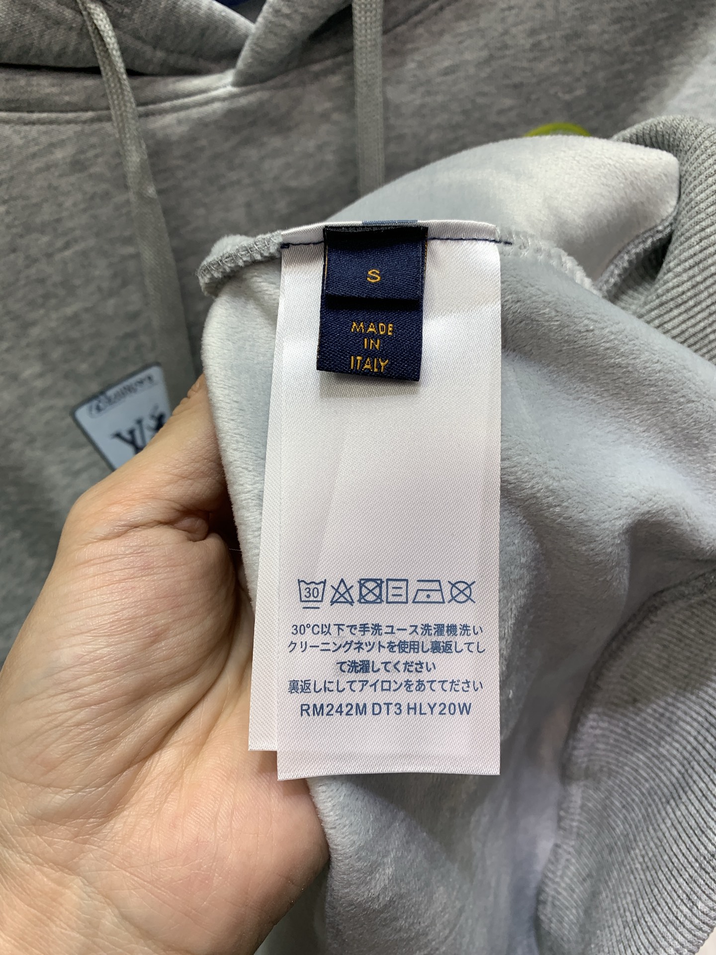 LV一比一男士灰色連帽衛衣 校章徽標印花設計｜歐美奢侈品精品推薦