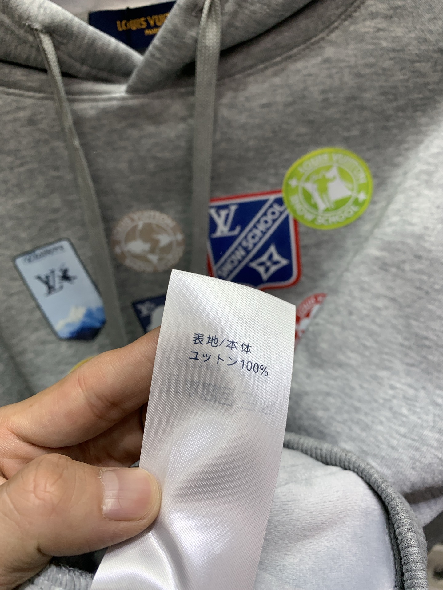 LV一比一男士灰色連帽衛衣 校章徽標印花設計｜歐美奢侈品精品推薦