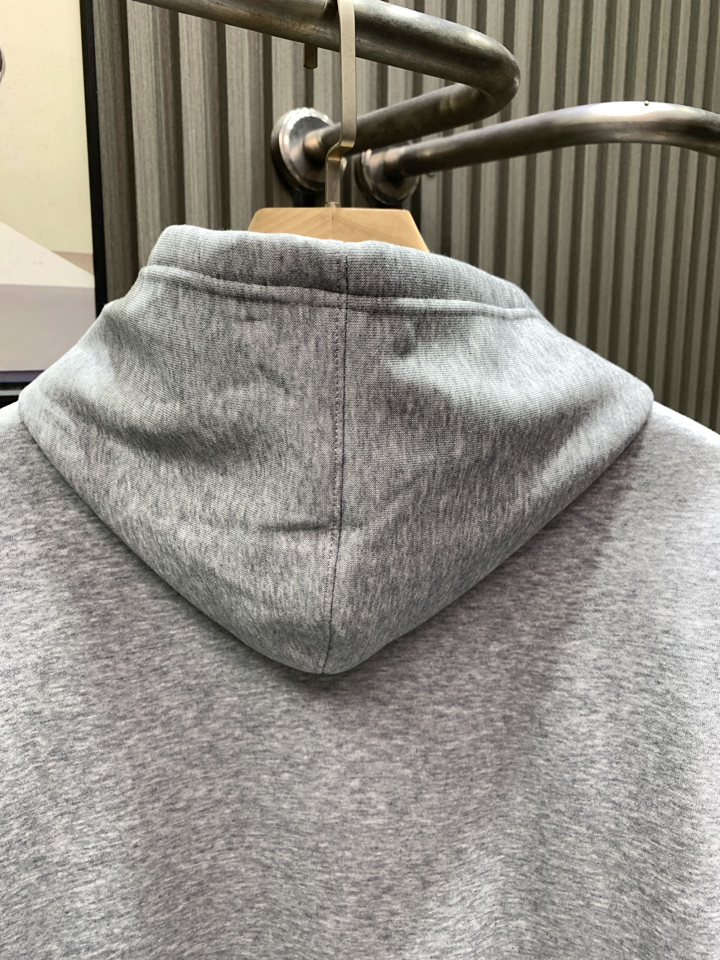 LV一比一男士灰色連帽衛衣 校章徽標印花設計｜歐美奢侈品精品推薦