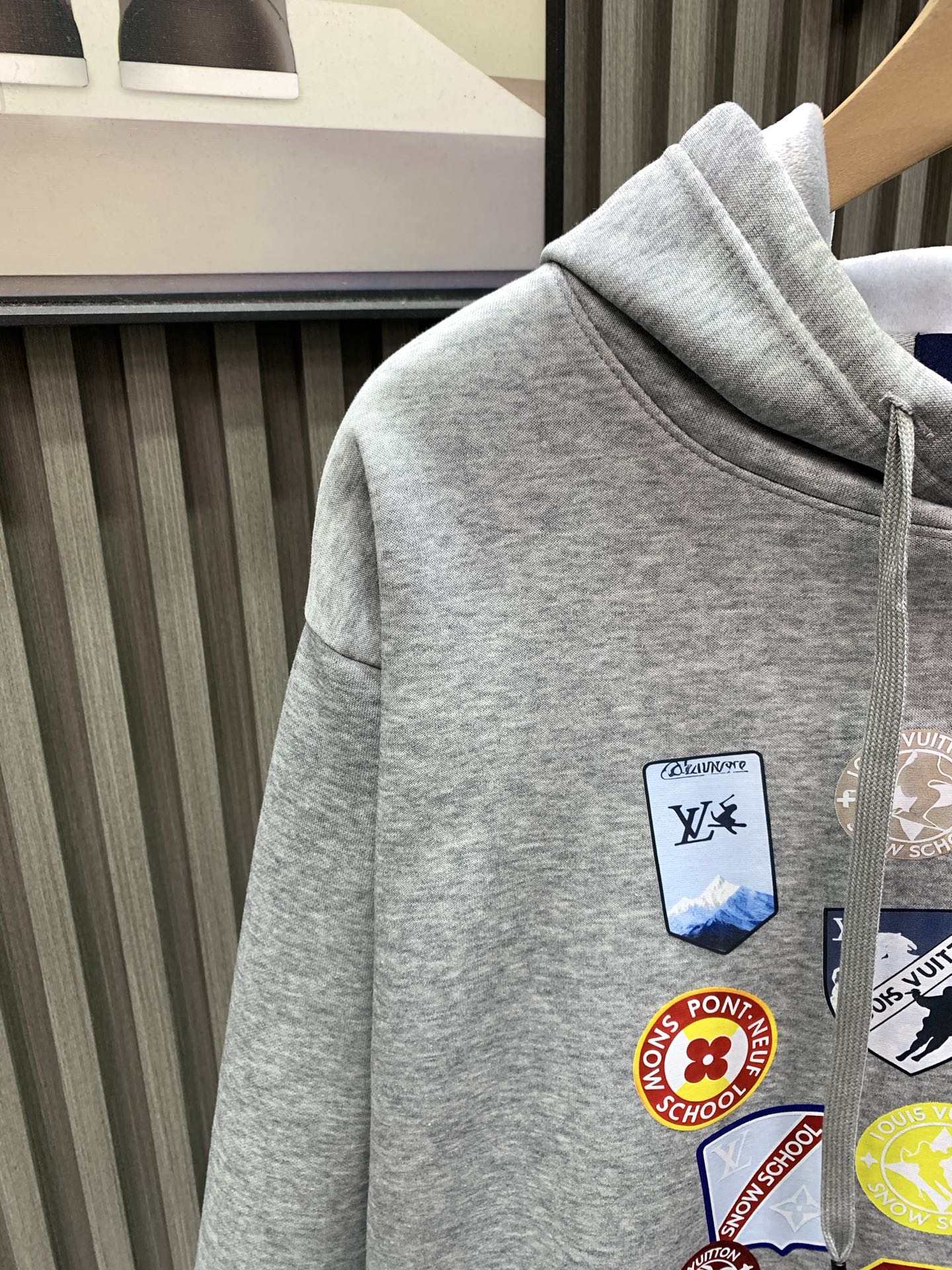 LV一比一男士灰色連帽衛衣 校章徽標印花設計｜歐美奢侈品精品推薦