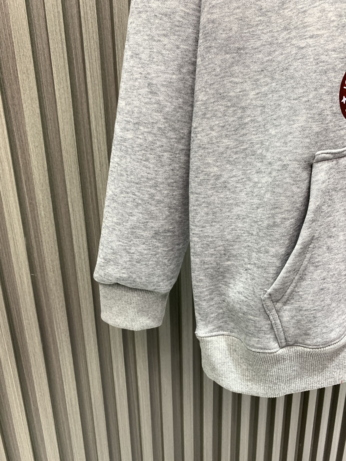 LV一比一男士灰色連帽衛衣 校章徽標印花設計｜歐美奢侈品精品推薦