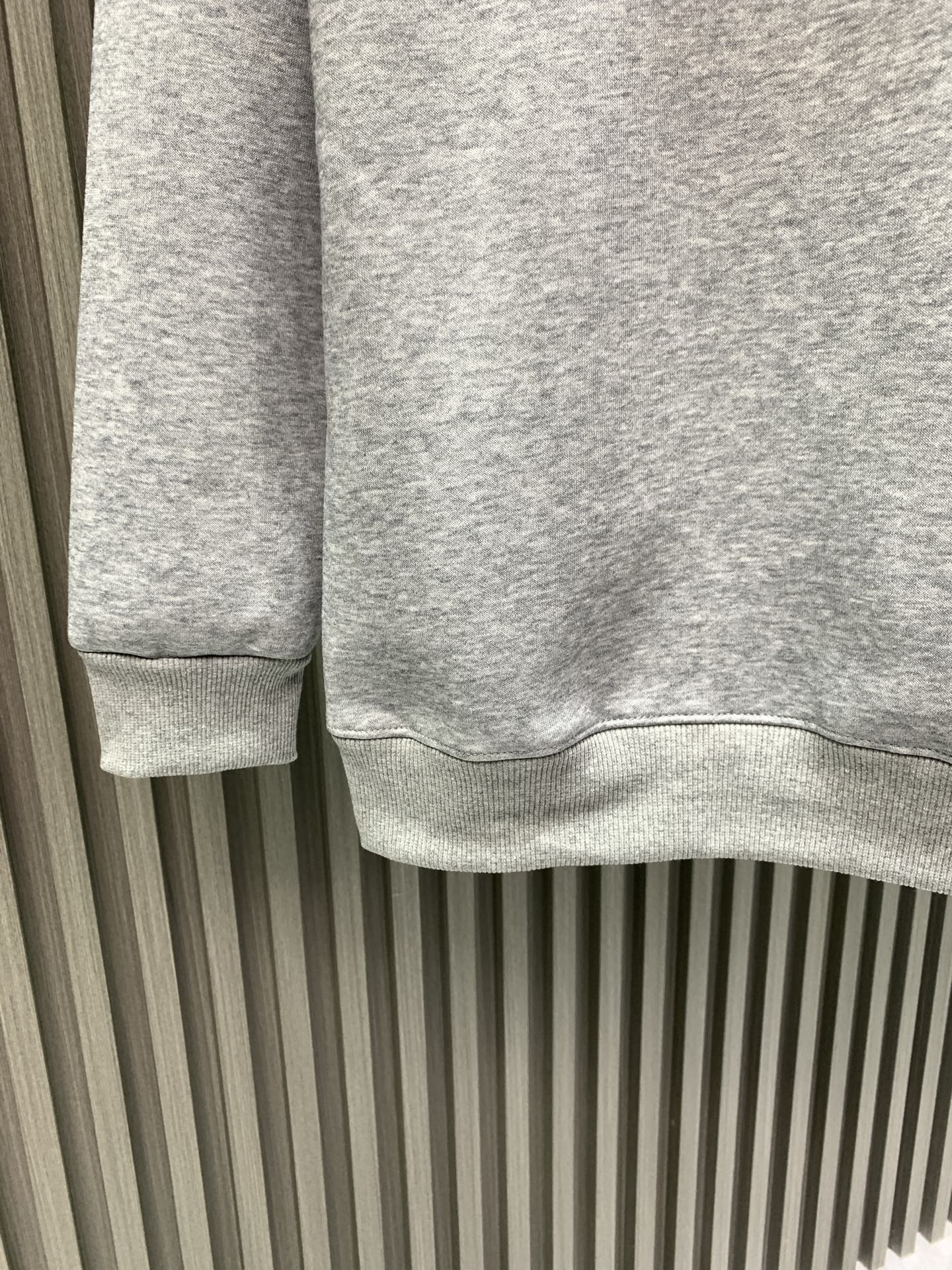 LV一比一男士灰色連帽衛衣 校章徽標印花設計｜歐美奢侈品精品推薦