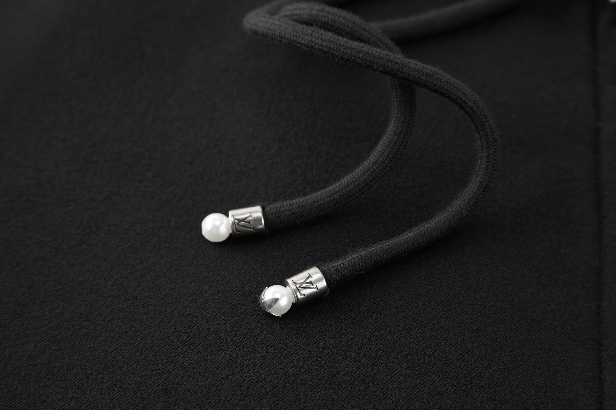 LV高仿男士黑色連帽拉鍊外套 經典刺繡LOGO簡約實穿款｜歐美奢侈品精品推薦