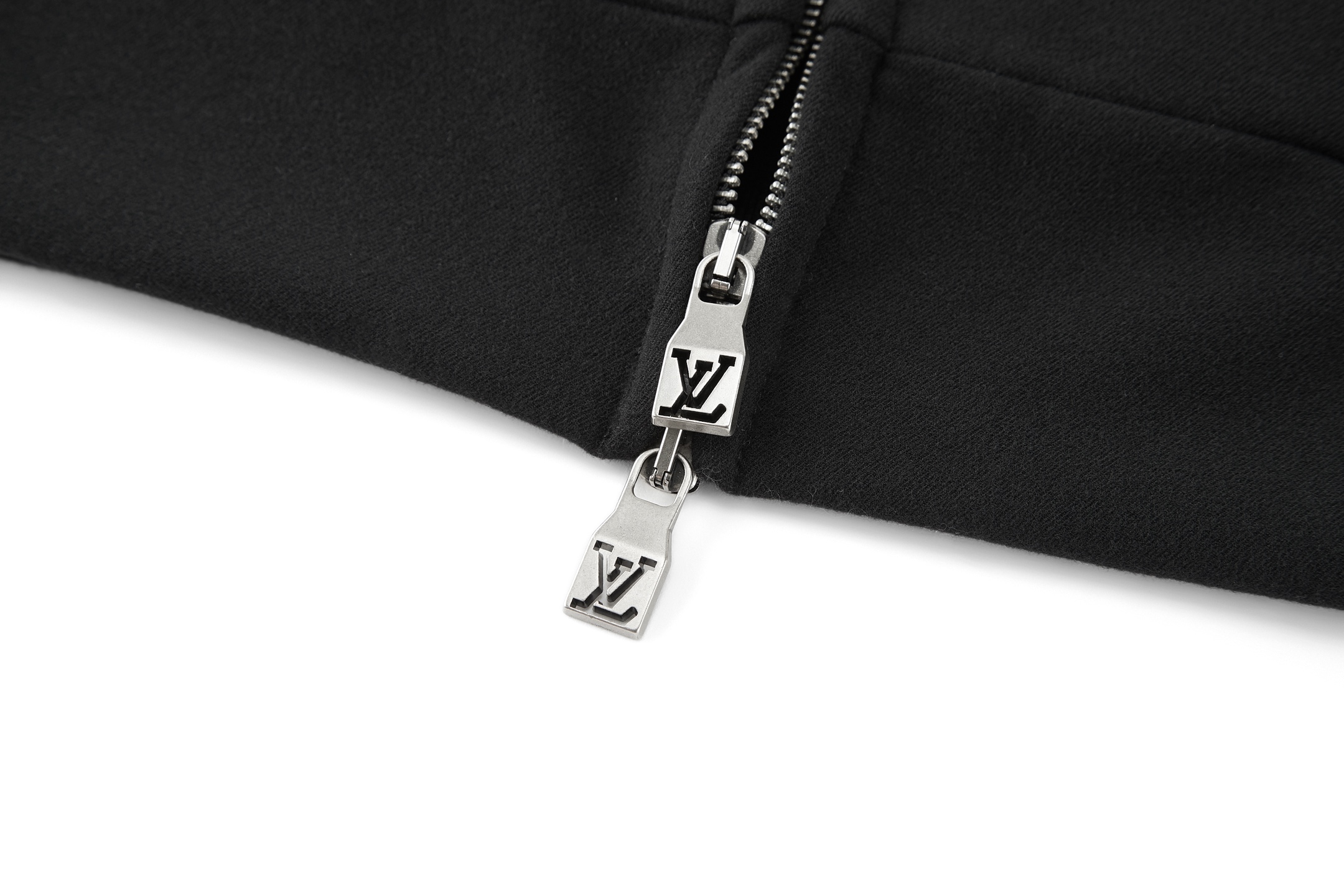 LV高仿男士黑色連帽拉鍊外套 經典刺繡LOGO簡約實穿款｜歐美奢侈品精品推薦