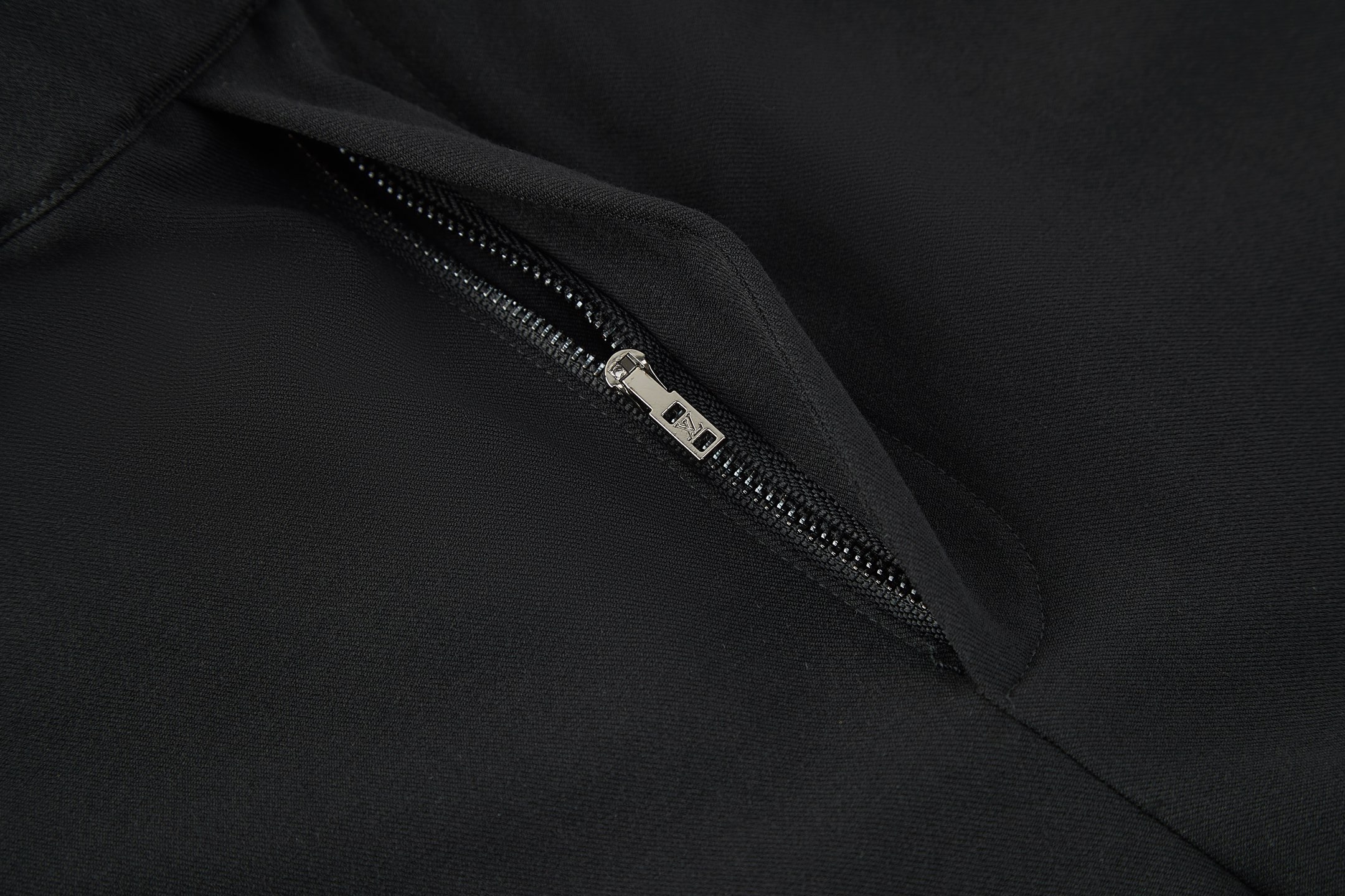 LV高仿男士黑色運動長褲 百搭休閒修身版型｜歐美奢侈品精品推薦