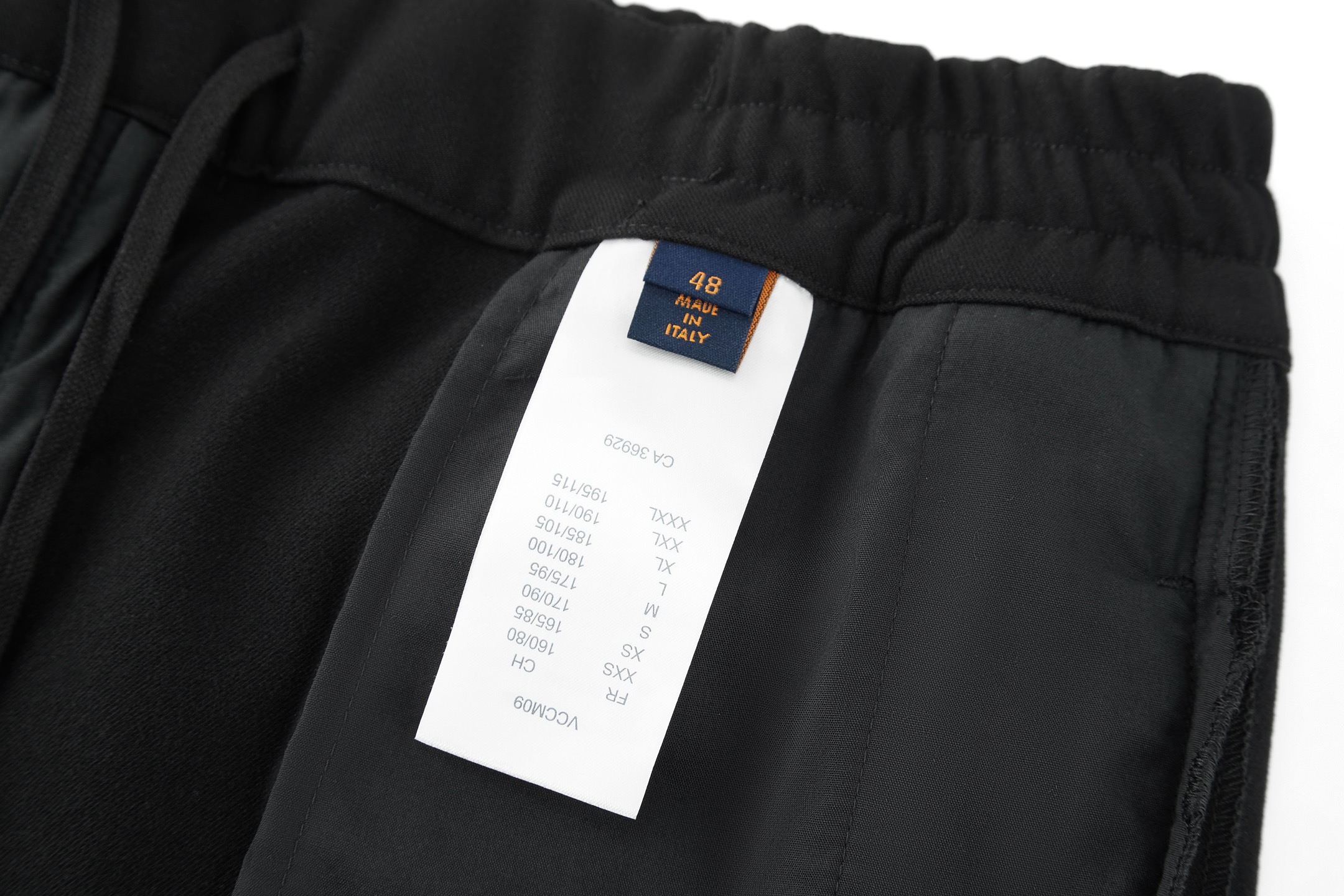 LV高仿男士黑色運動長褲 百搭休閒修身版型｜歐美奢侈品精品推薦