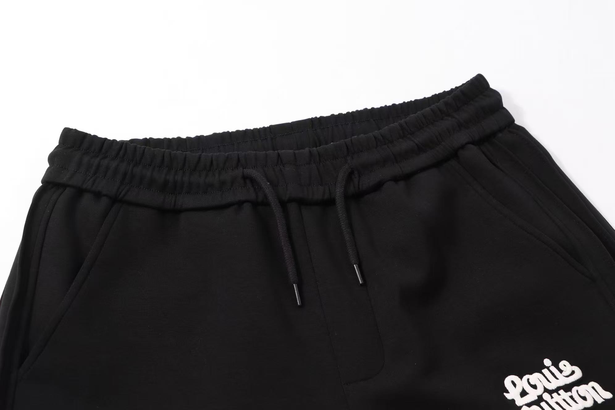 LV高仿男士休閒長褲 彈性布料 白字印花簡約設計｜歐美奢侈品精品推薦