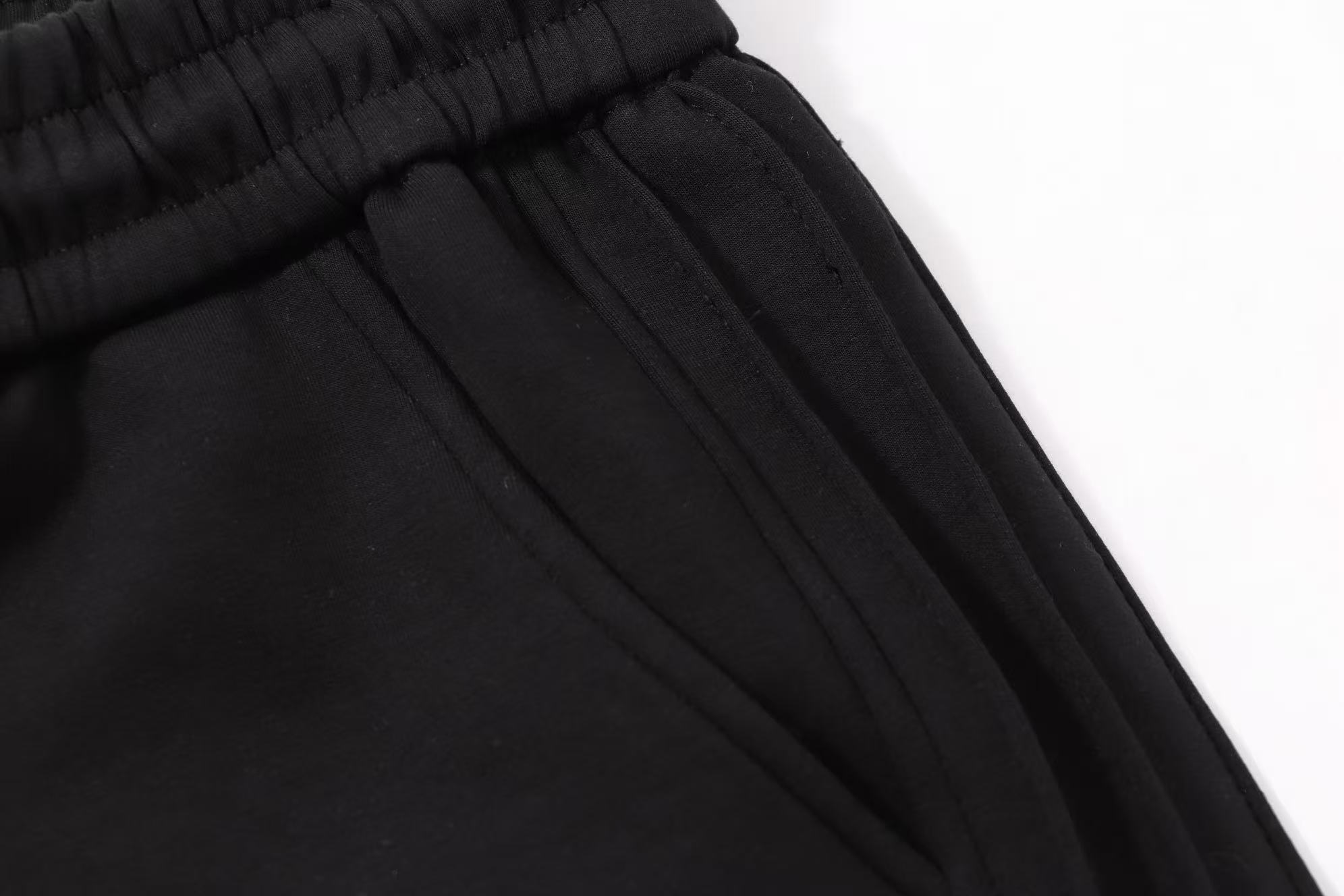 LV高仿男士休閒長褲 彈性布料 白字印花簡約設計｜歐美奢侈品精品推薦