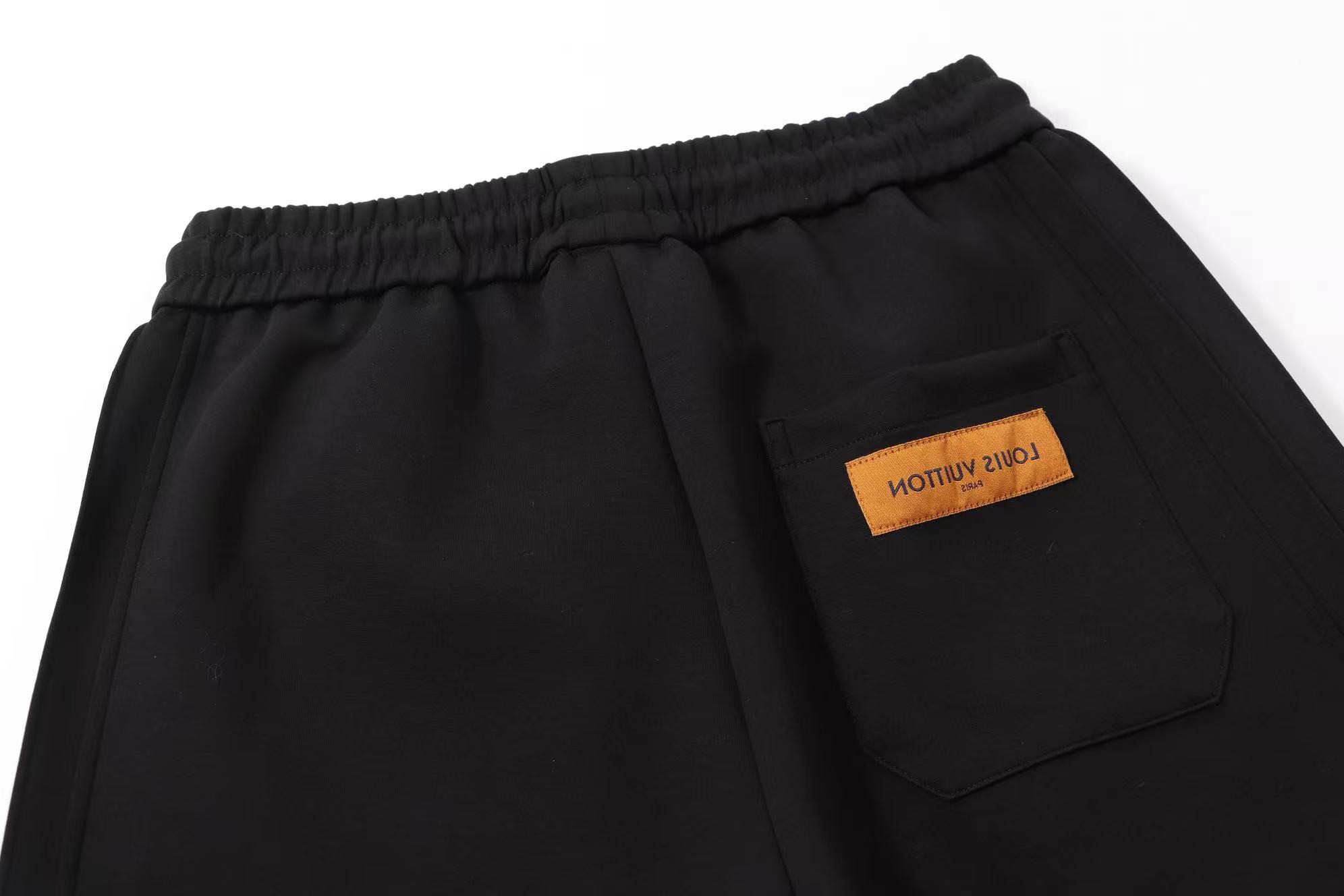 LV高仿男士休閒長褲 彈性布料 白字印花簡約設計｜歐美奢侈品精品推薦