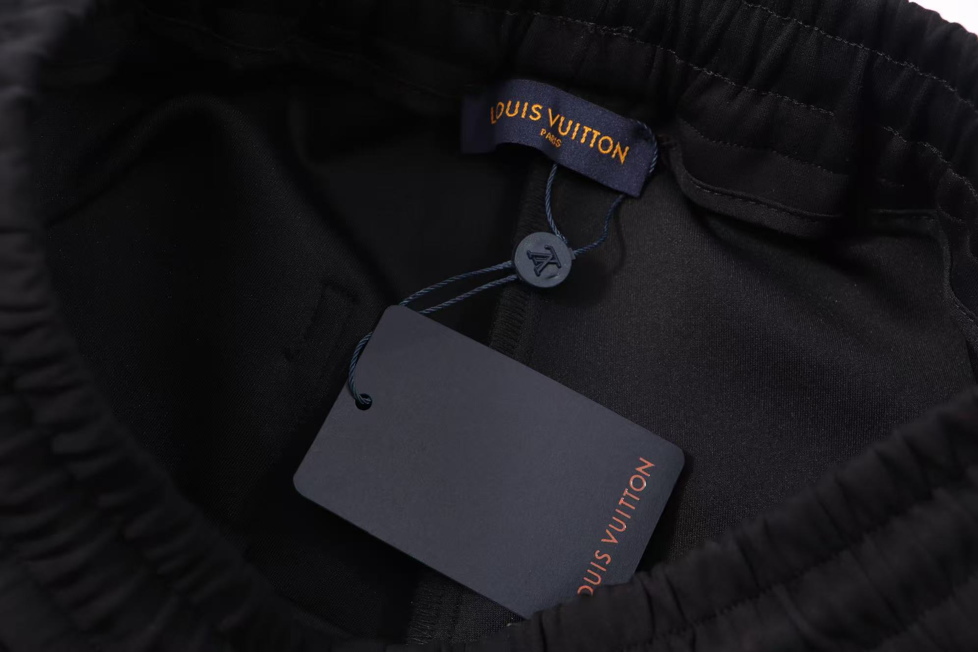 LV高仿男士休閒長褲 彈性布料 白字印花簡約設計｜歐美奢侈品精品推薦