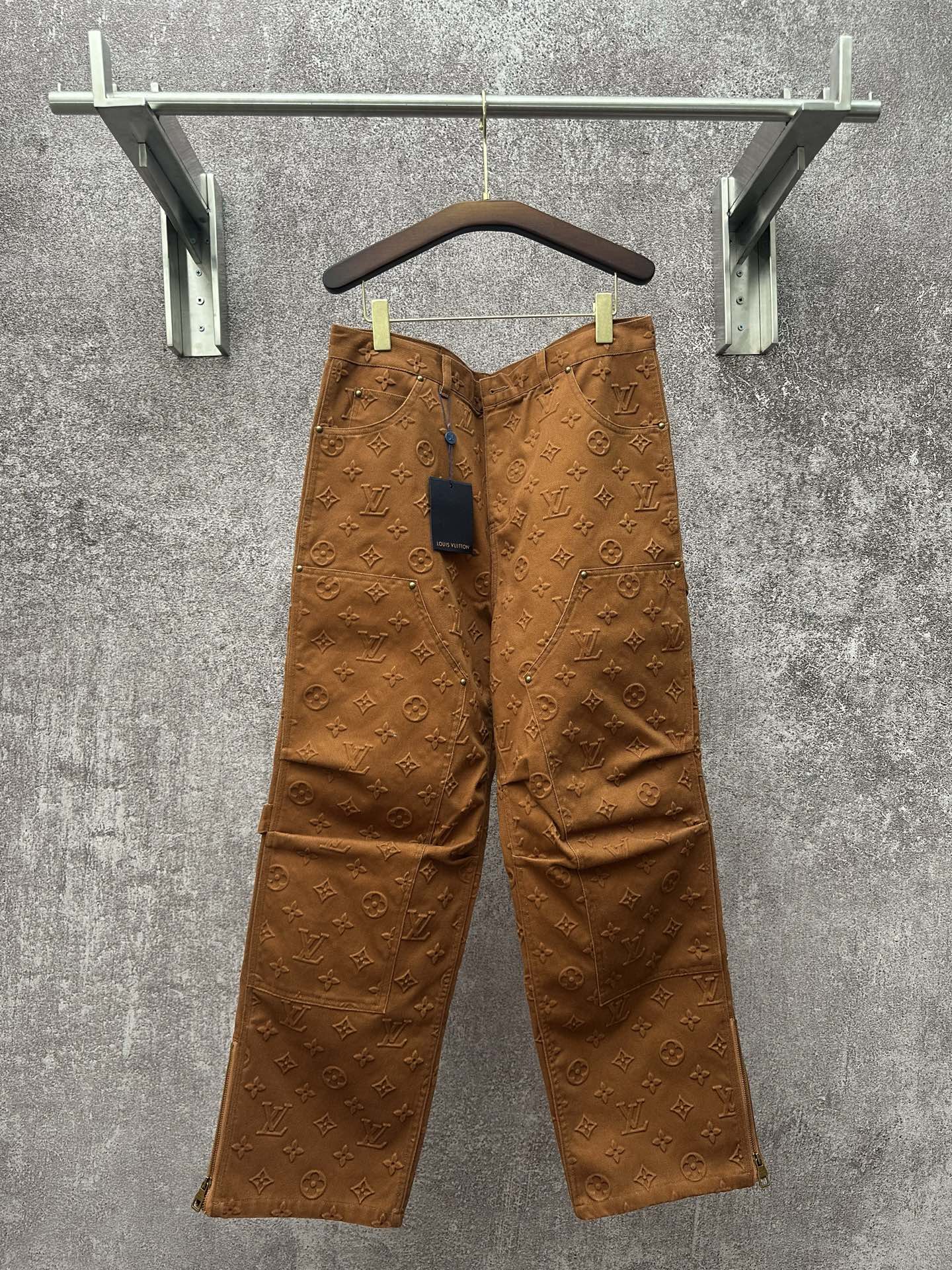 LV高仿立體壓花老花工裝褲 男用直筒褲 休閒街頭風造型款