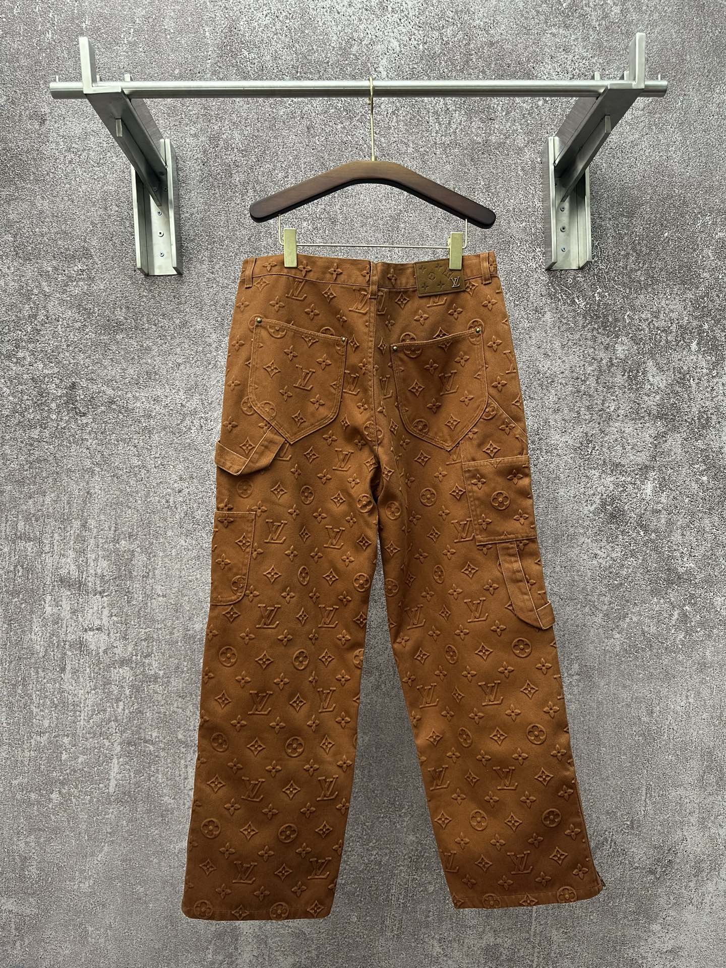 LV高仿立體壓花老花工裝褲 男用直筒褲 休閒街頭風造型款｜歐美奢侈品精品推薦