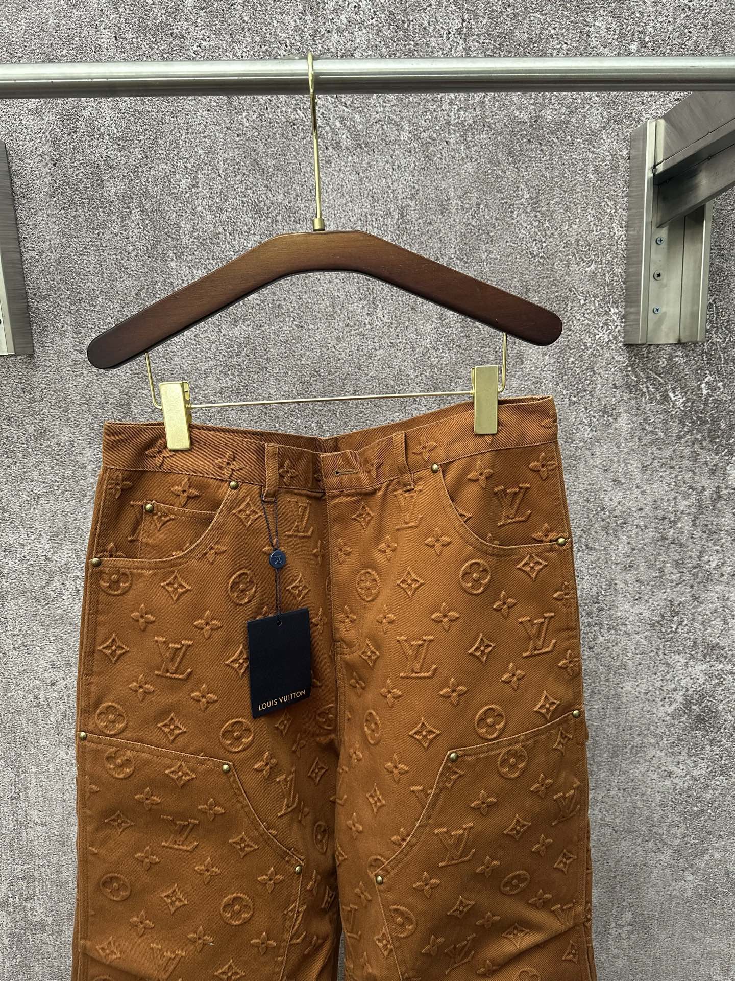 LV高仿立體壓花老花工裝褲 男用直筒褲 休閒街頭風造型款｜歐美奢侈品精品推薦