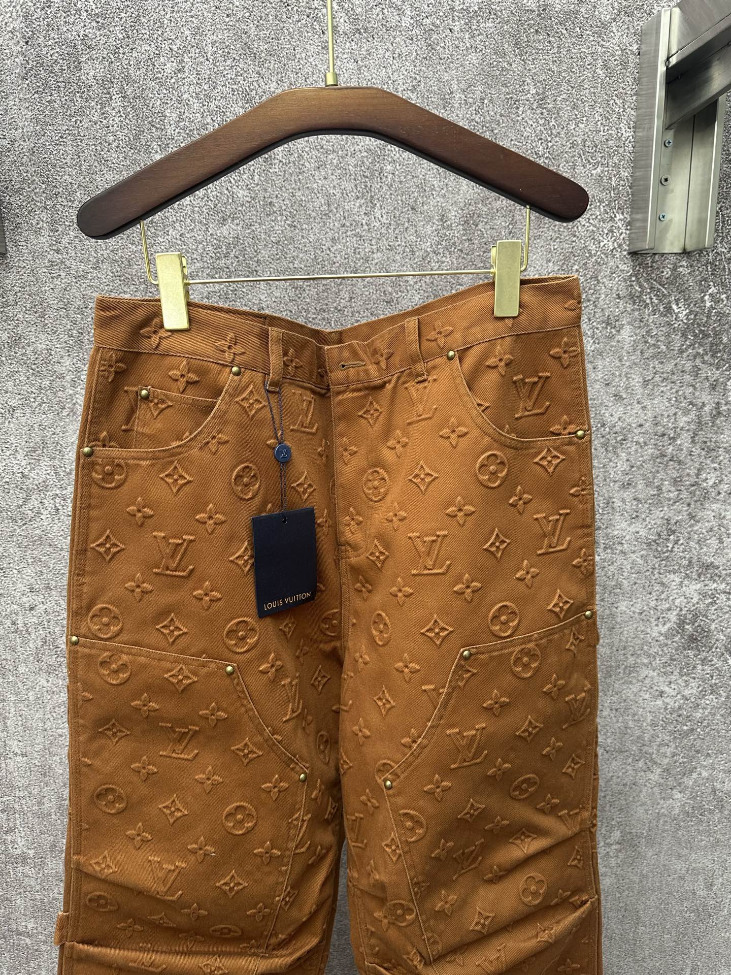 LV高仿立體壓花老花工裝褲 男用直筒褲 休閒街頭風造型款｜歐美奢侈品精品推薦