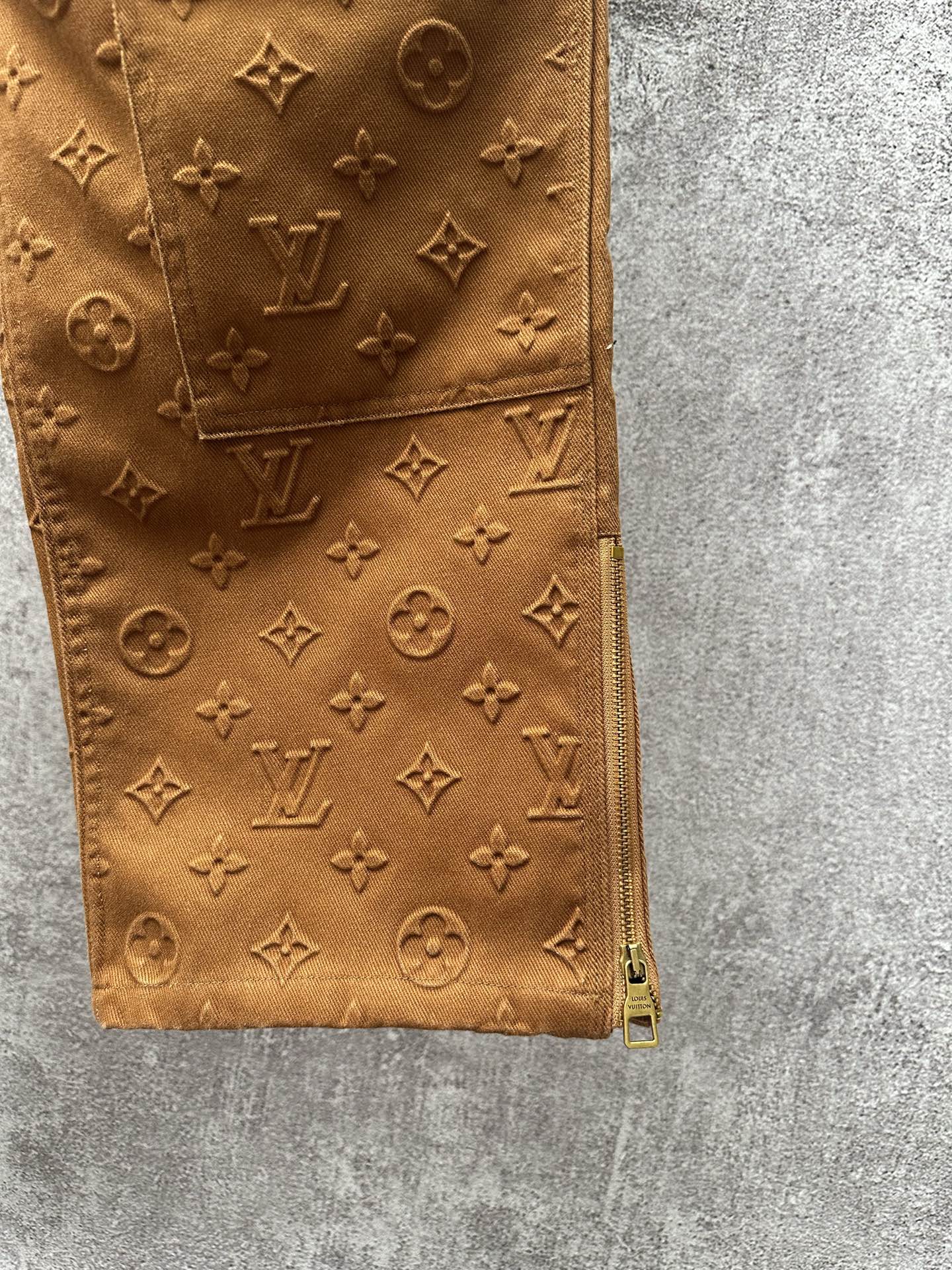 LV高仿立體壓花老花工裝褲 男用直筒褲 休閒街頭風造型款｜歐美奢侈品精品推薦