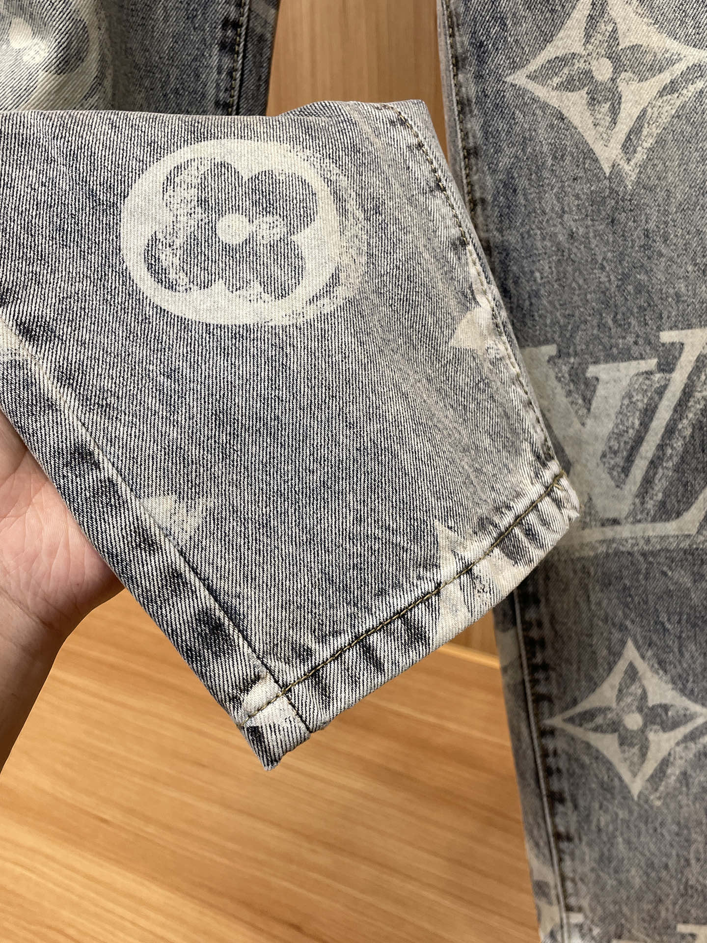 LV高仿水洗丹寧老花抽繩褲 男款復古刷色設計 寬版牛仔運動褲｜歐美奢侈品精品推薦