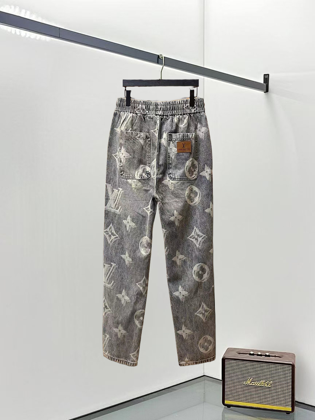 LV高仿水洗丹寧老花抽繩褲 男款復古刷色設計 寬版牛仔運動褲｜歐美奢侈品精品推薦