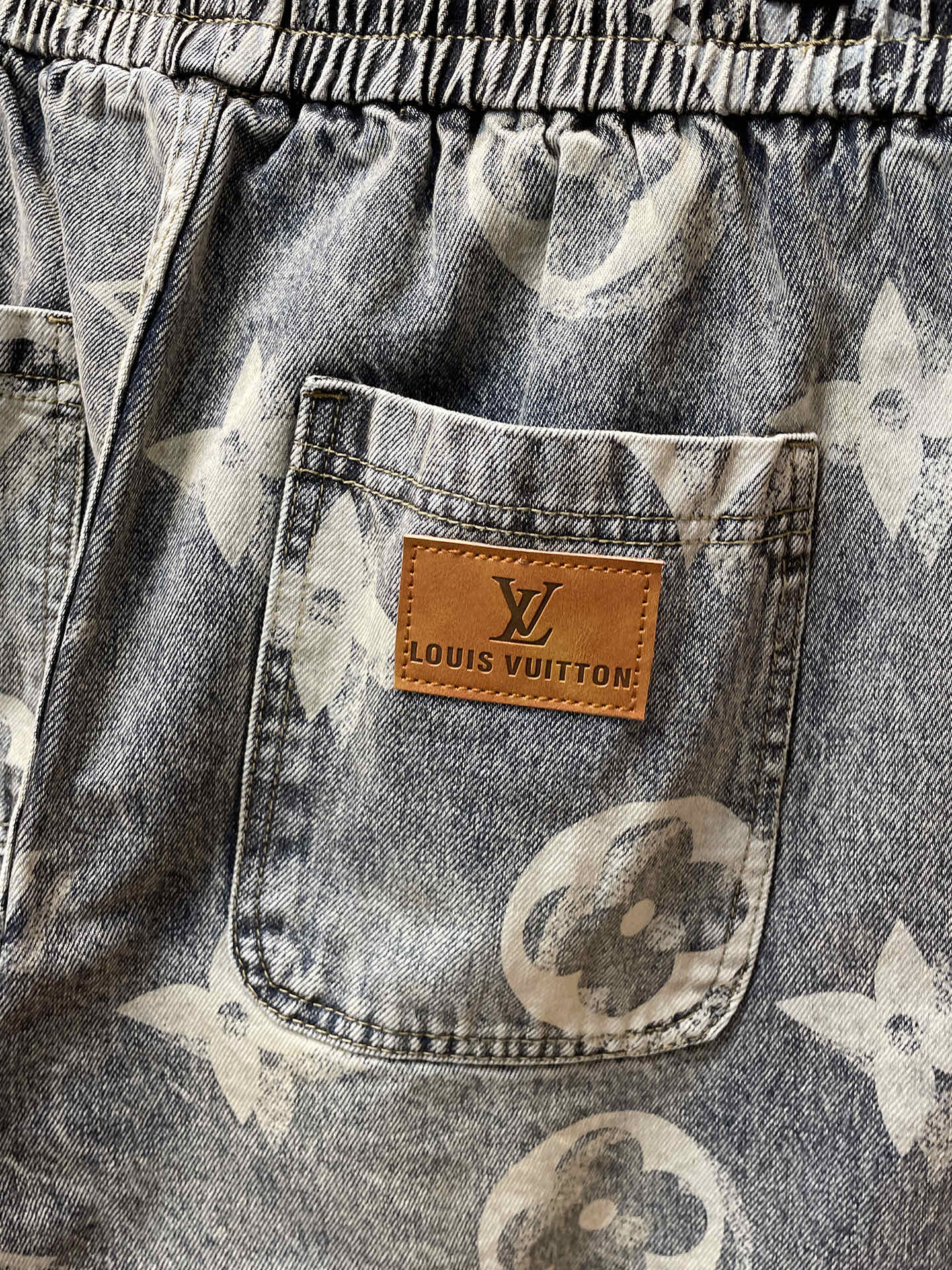 LV高仿水洗丹寧老花抽繩褲 男款復古刷色設計 寬版牛仔運動褲｜歐美奢侈品精品推薦