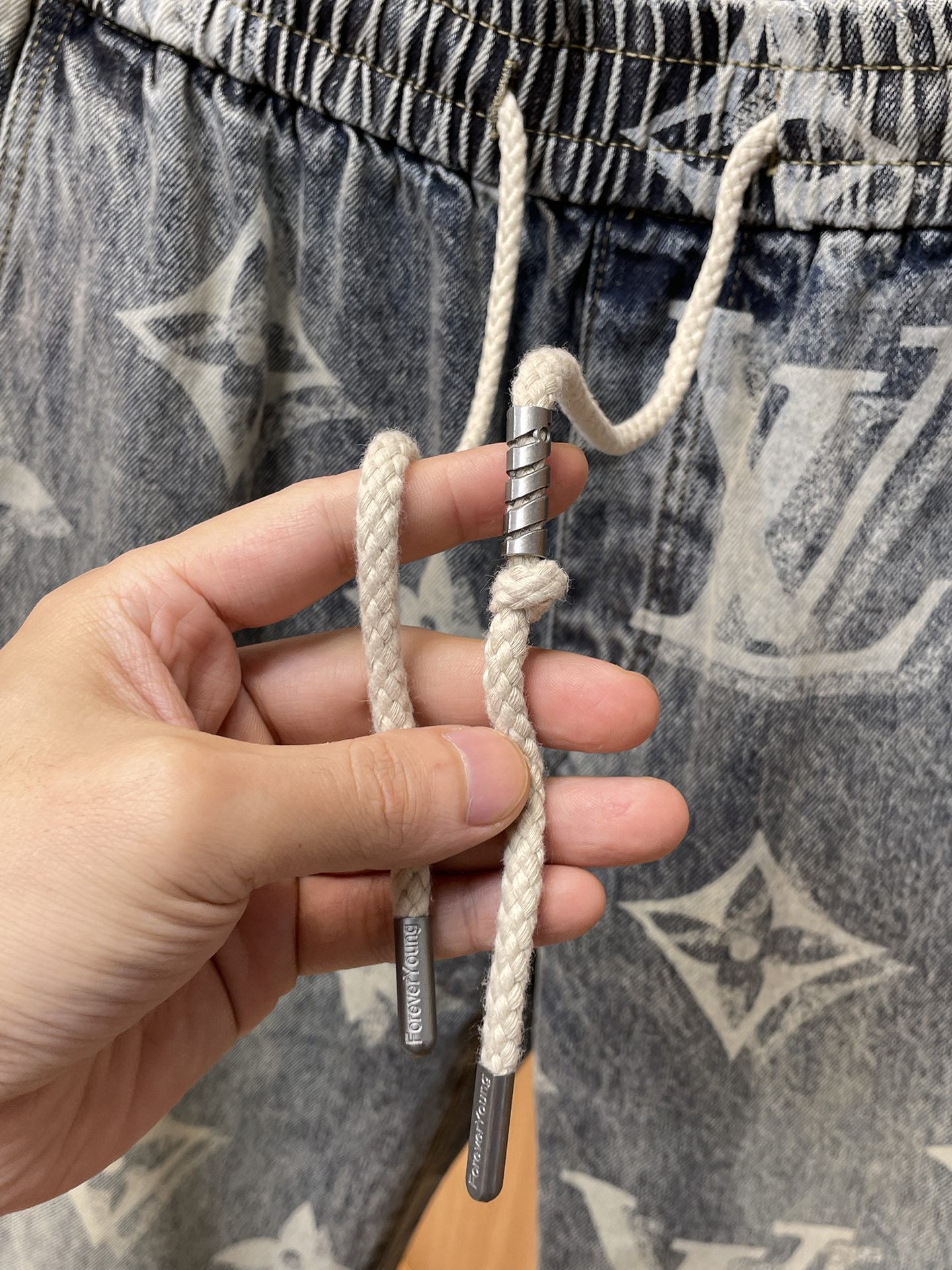 LV高仿水洗丹寧老花抽繩褲 男款復古刷色設計 寬版牛仔運動褲｜歐美奢侈品精品推薦