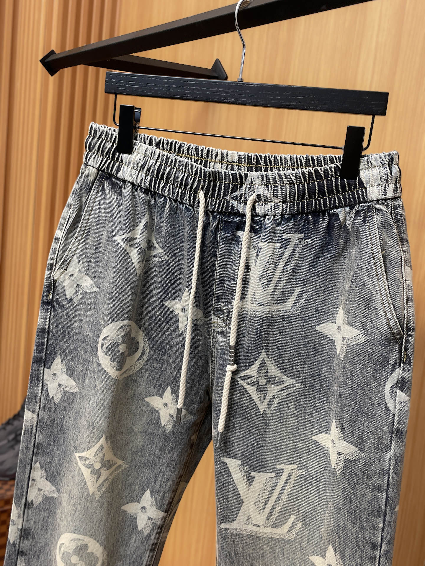 LV高仿水洗丹寧老花抽繩褲 男款復古刷色設計 寬版牛仔運動褲｜歐美奢侈品精品推薦