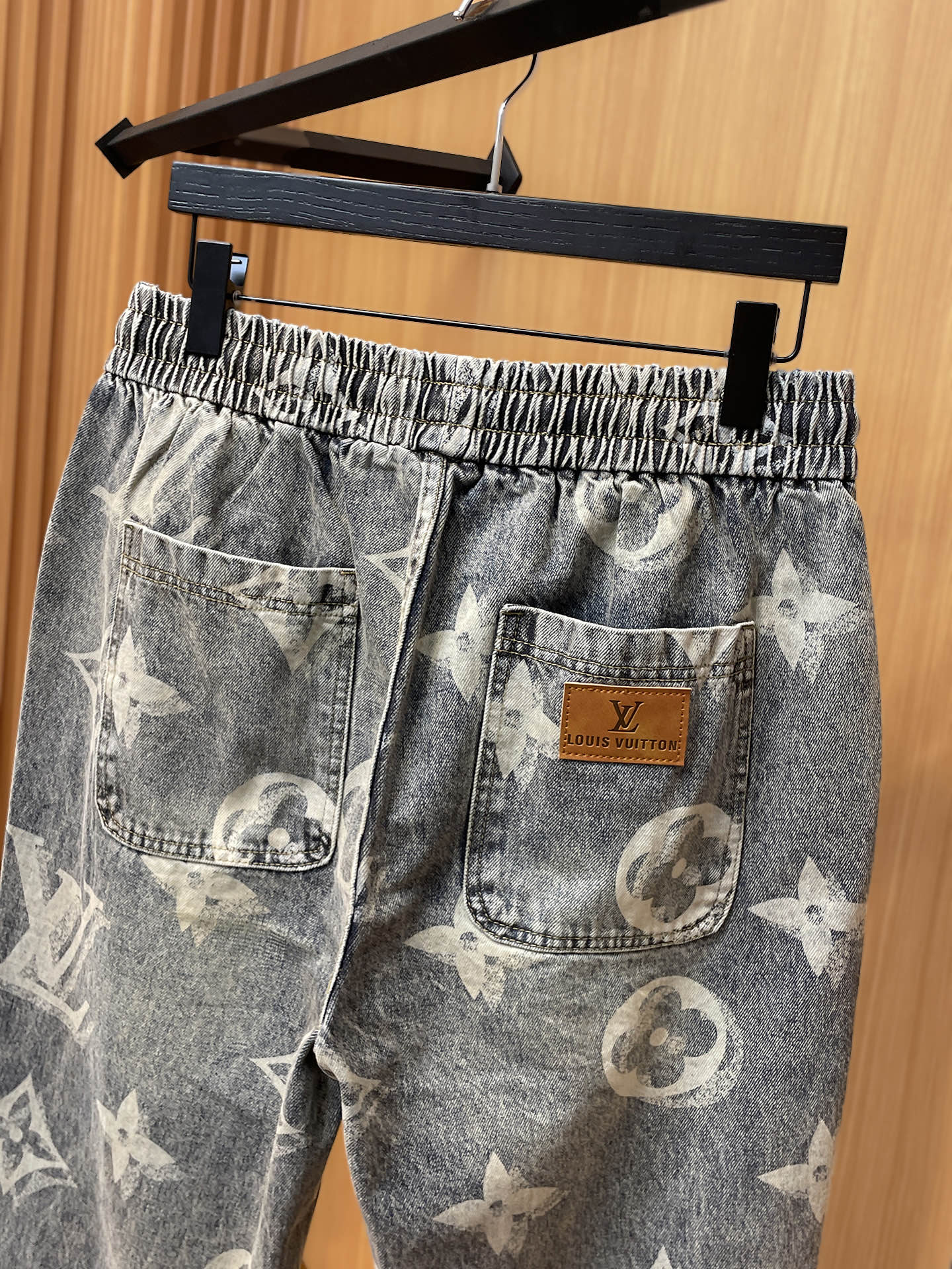 LV高仿水洗丹寧老花抽繩褲 男款復古刷色設計 寬版牛仔運動褲｜歐美奢侈品精品推薦