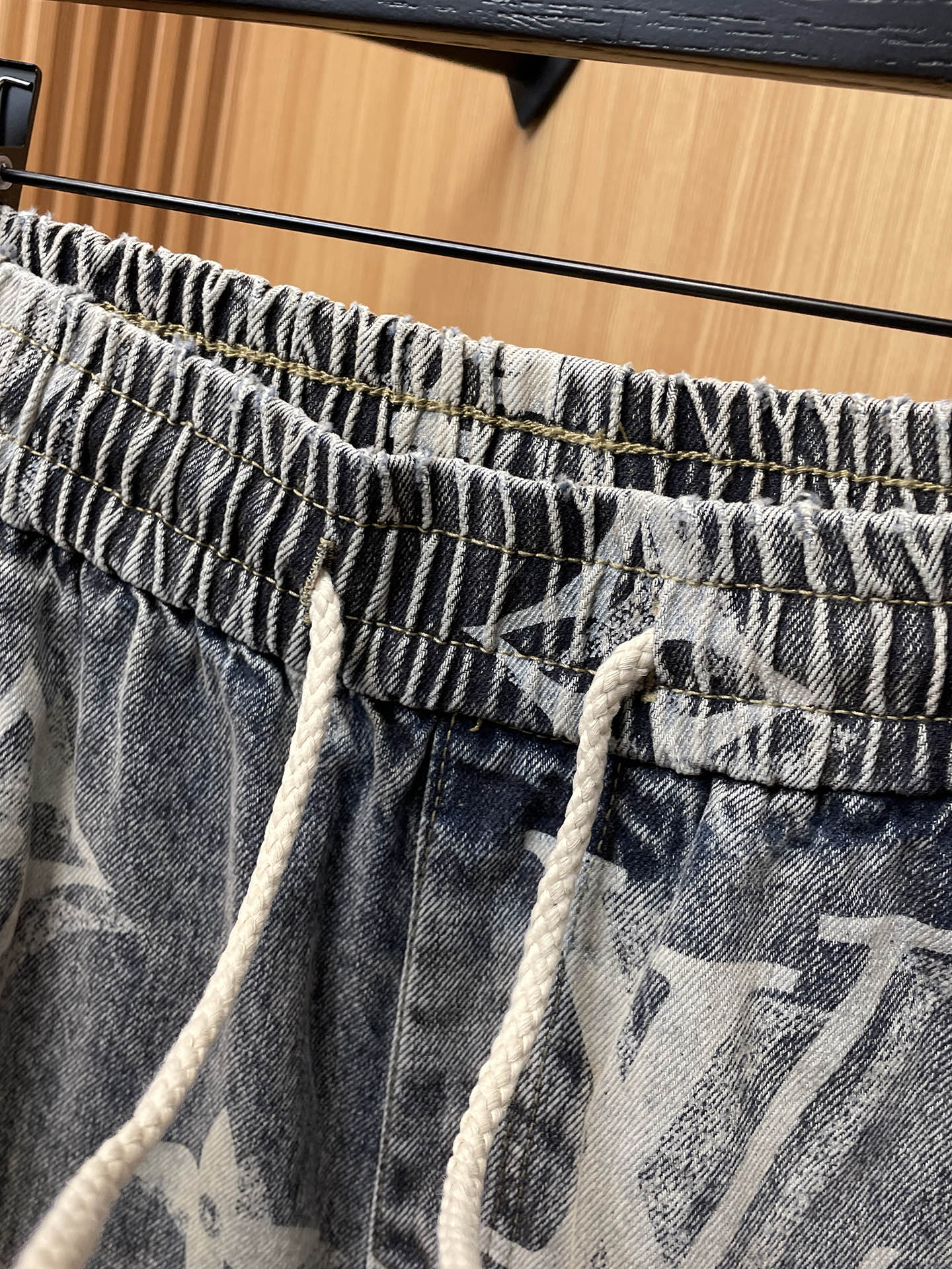 LV高仿水洗丹寧老花抽繩褲 男款復古刷色設計 寬版牛仔運動褲｜歐美奢侈品精品推薦