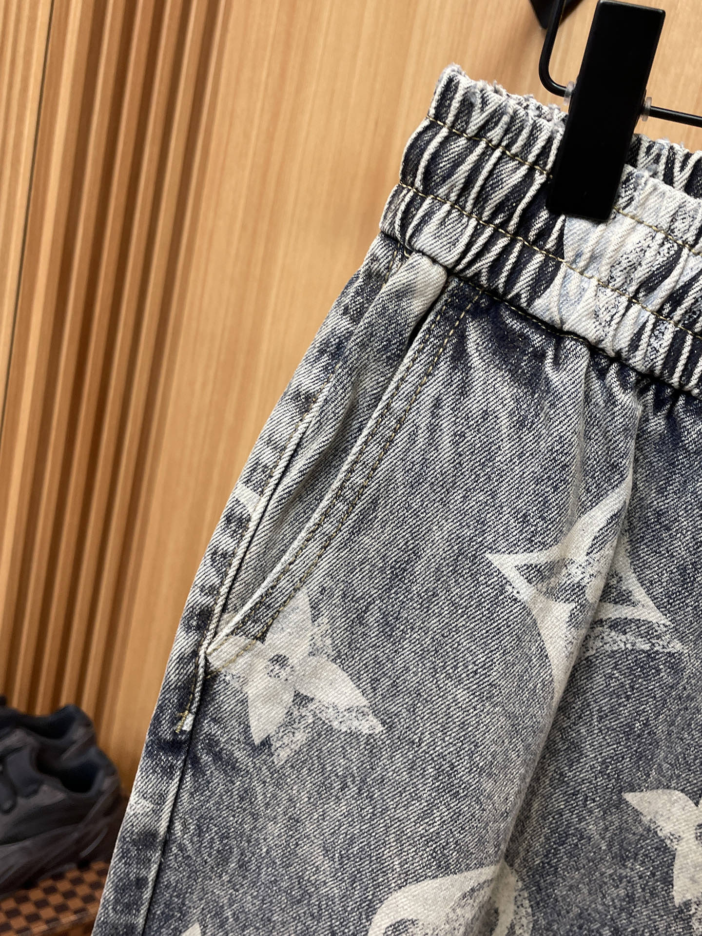 LV高仿水洗丹寧老花抽繩褲 男款復古刷色設計 寬版牛仔運動褲｜歐美奢侈品精品推薦